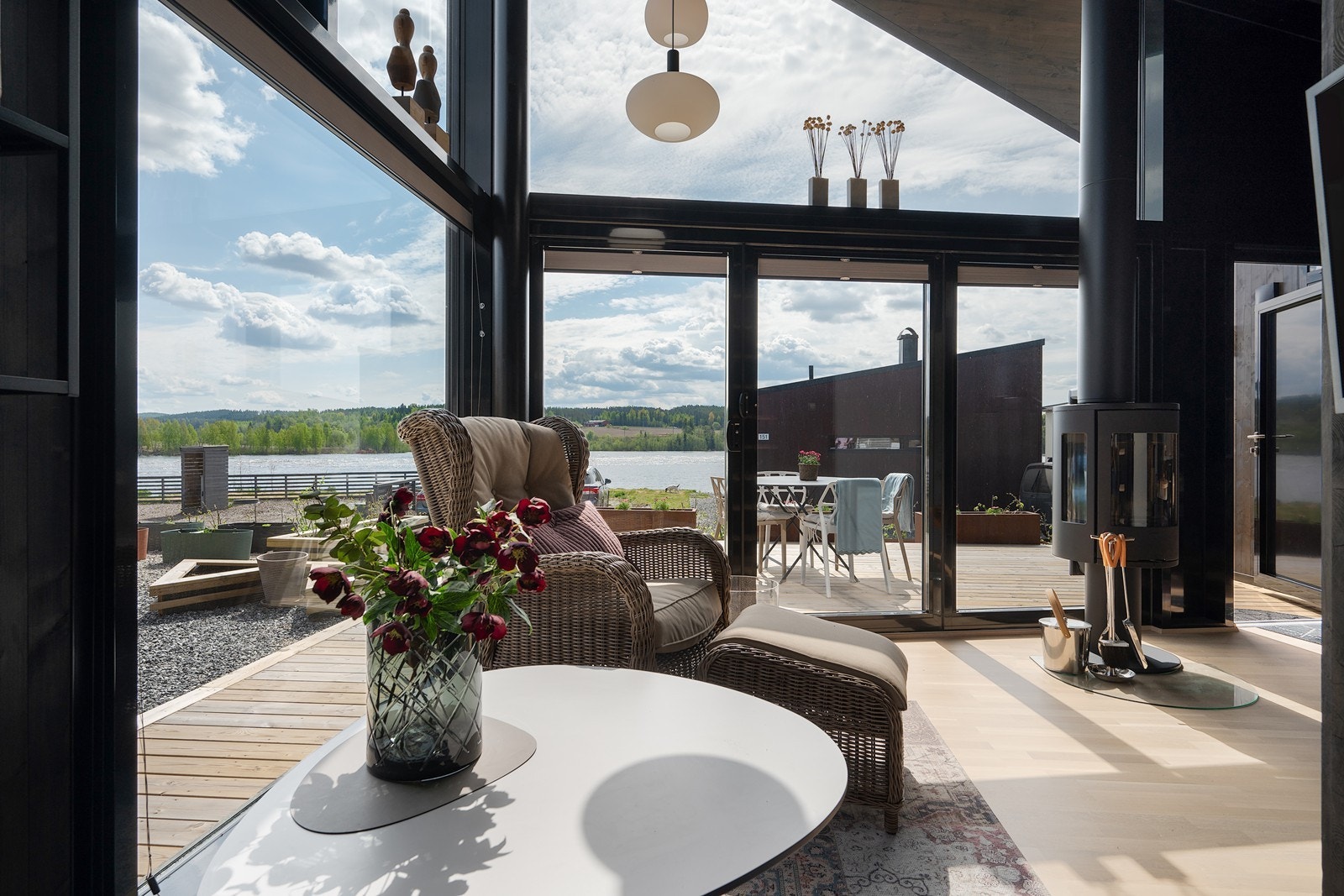 Sentralt i rommet er en moderne peisovn, som sørger for ekstra hygge og varme.
I tillegg her det også en varmepumpe som bidrar til jevn, behagelig varme året rundt. Galleribilde