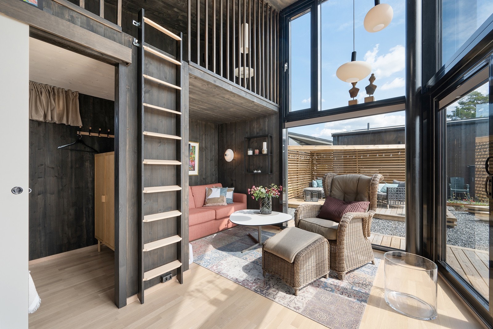 Fra stuen er det tretrapp opp til en koselig hems. Galleribilde