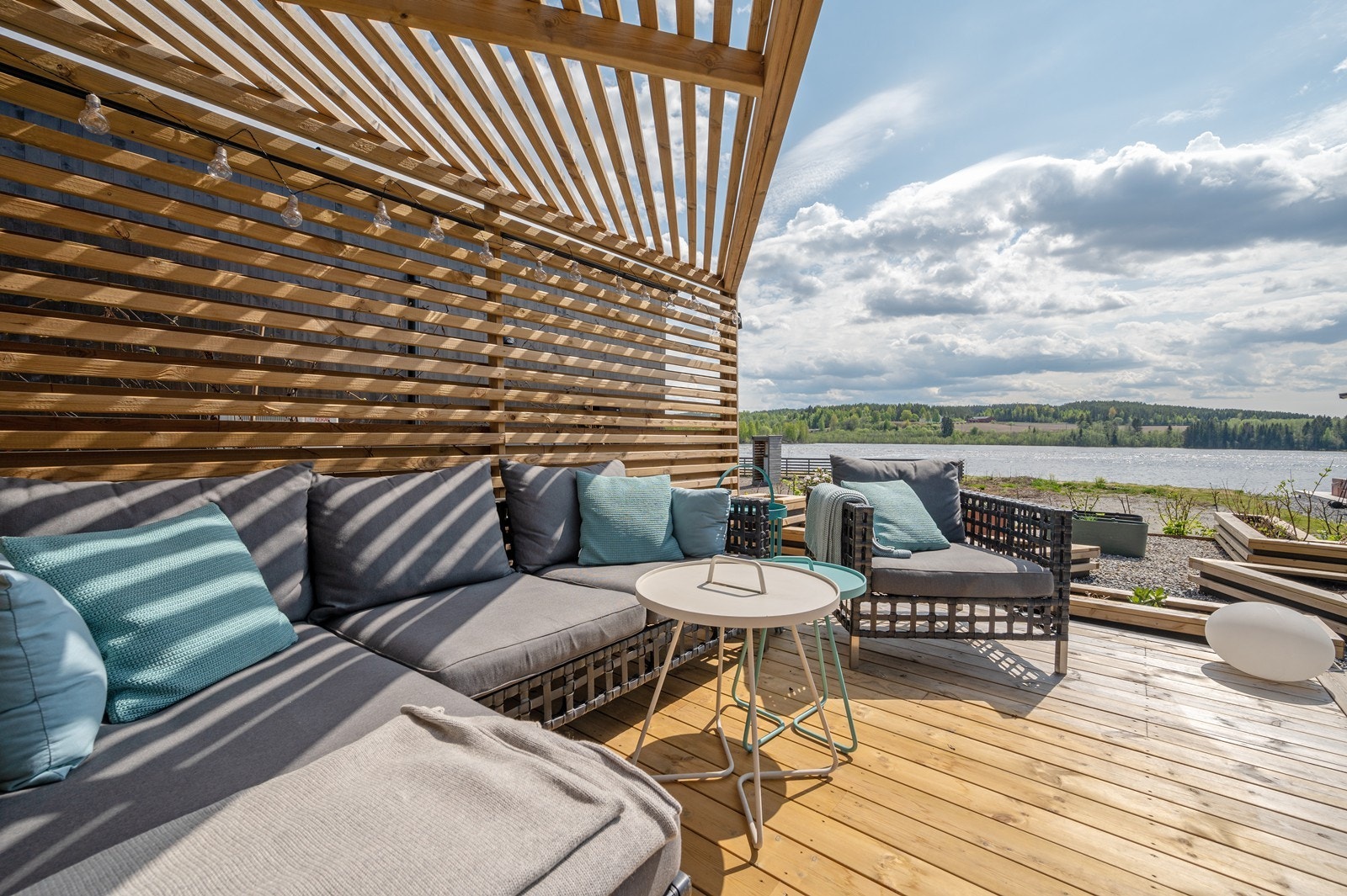 I tillegg har du også denne fine terrassen på 11 kvm , fint skjermet med levegger på to sider. Galleribilde