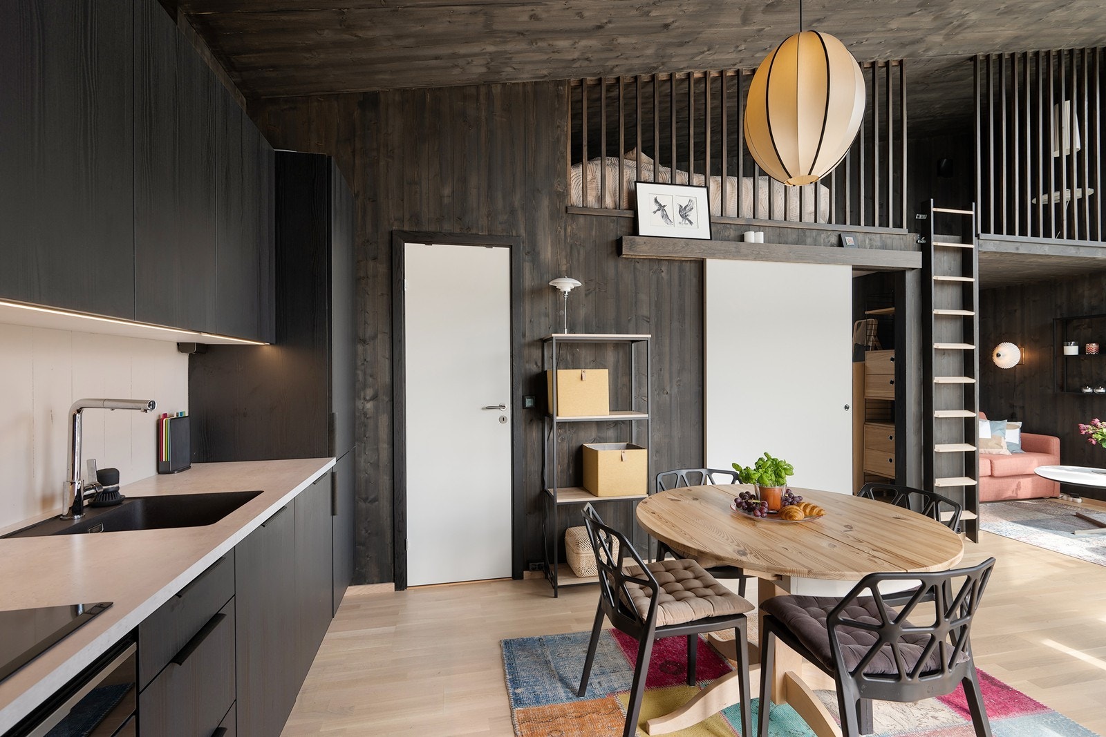 Kjøkkenet har integrerte hvitevarer som platetopp, stekeovn, kombiskap og oppvaskmaskin, samt vaskemaskin med tørkefunksjon. Galleribilde