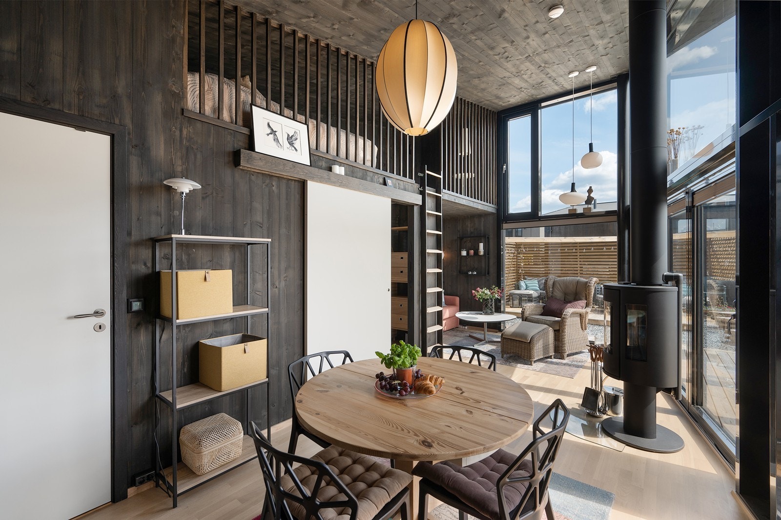 Stue og kjøkken ligger i en åpen løsning. Galleribilde