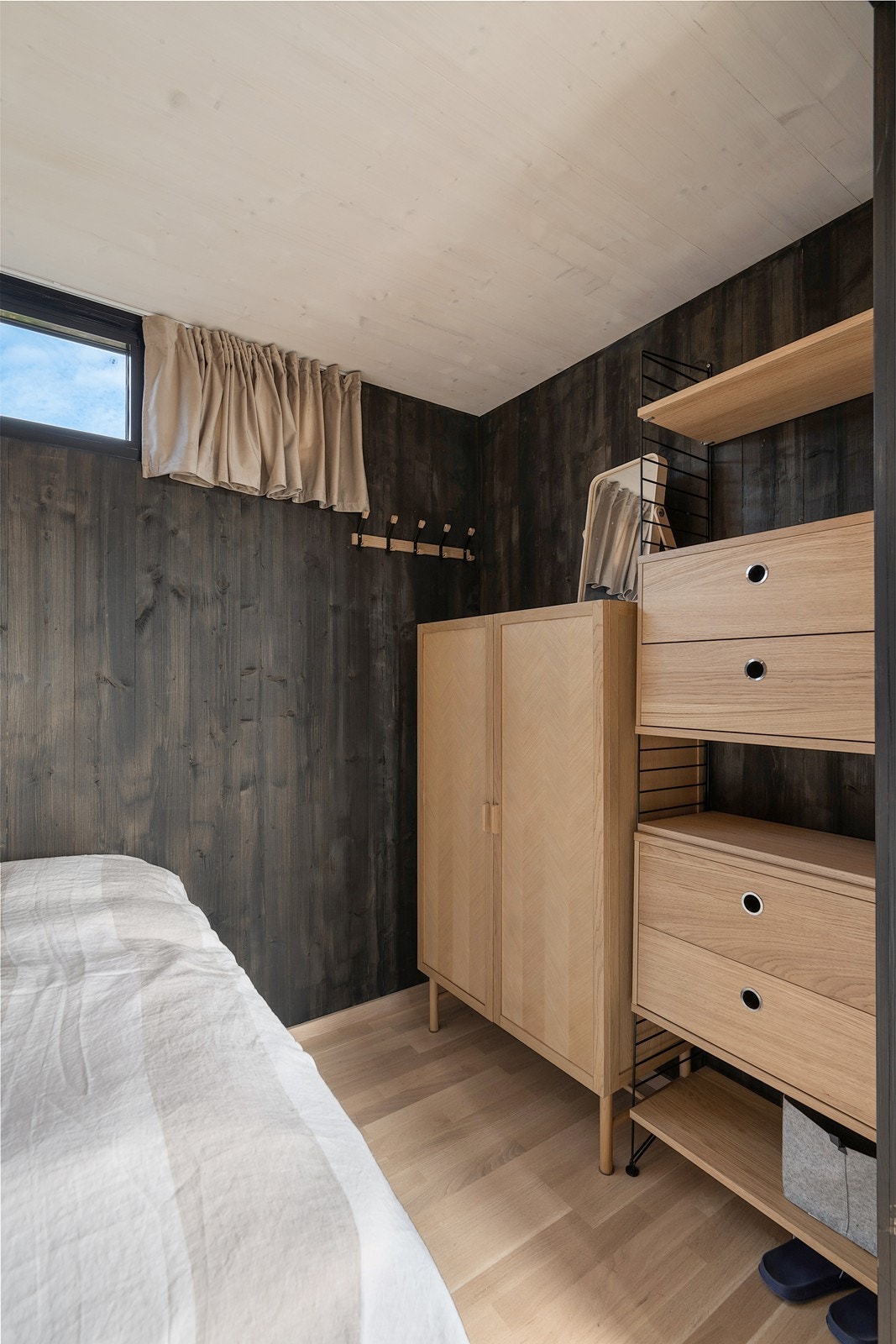 Det er plass til dobbelseng og oppbevaringsmøblement. Galleribilde