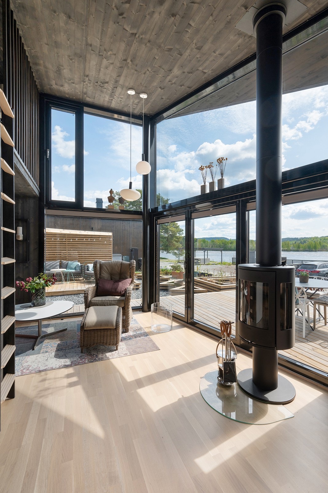 Store vindusflater fra tak til gulv sørger for rikelig med naturlig vindusflater. Galleribilde