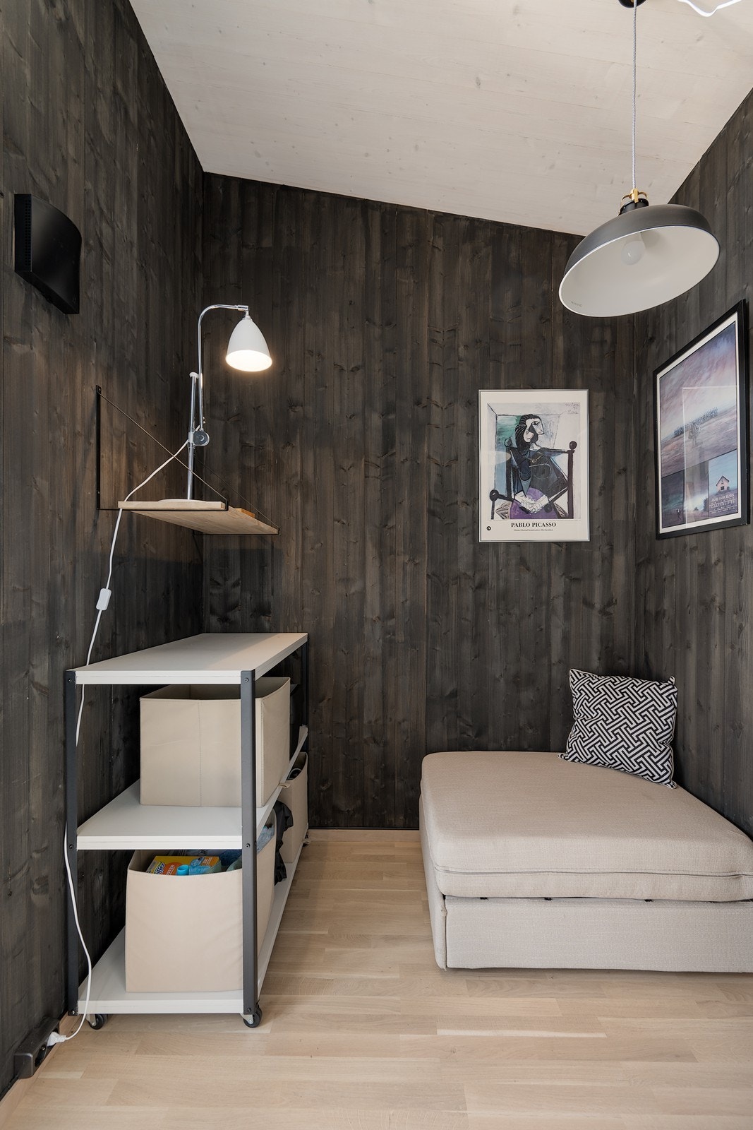 Begge soverommene har mørkt panel, som gir en lun og behagelig atmosfære. Galleribilde