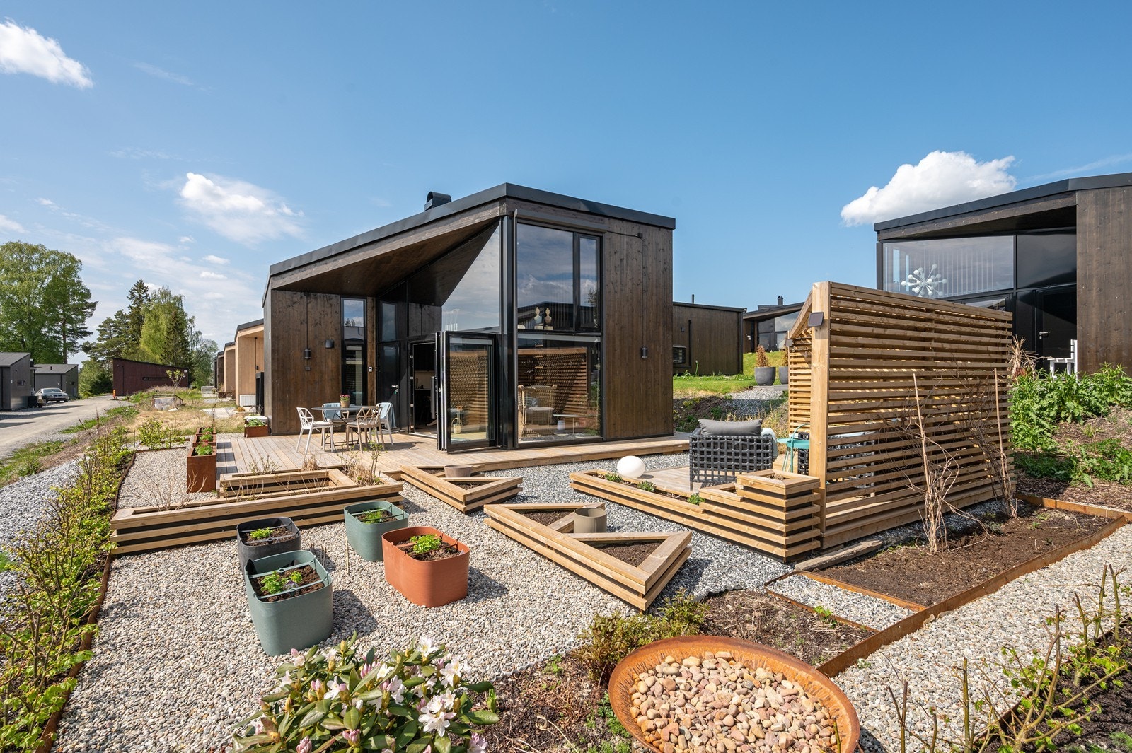 I forkant av hytta ligger den solrike terrassen på 22 kvm. Galleribilde