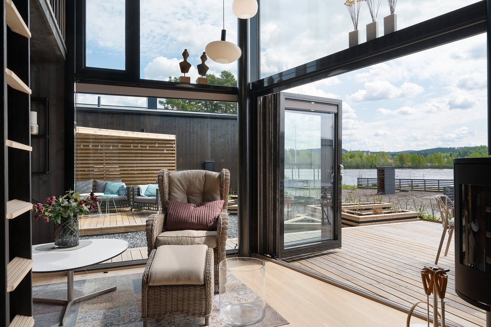 De store glassdørene kan åpnes og foldes helt tilbake - slik at stue og uterom nærmest går i ett. Galleribilde