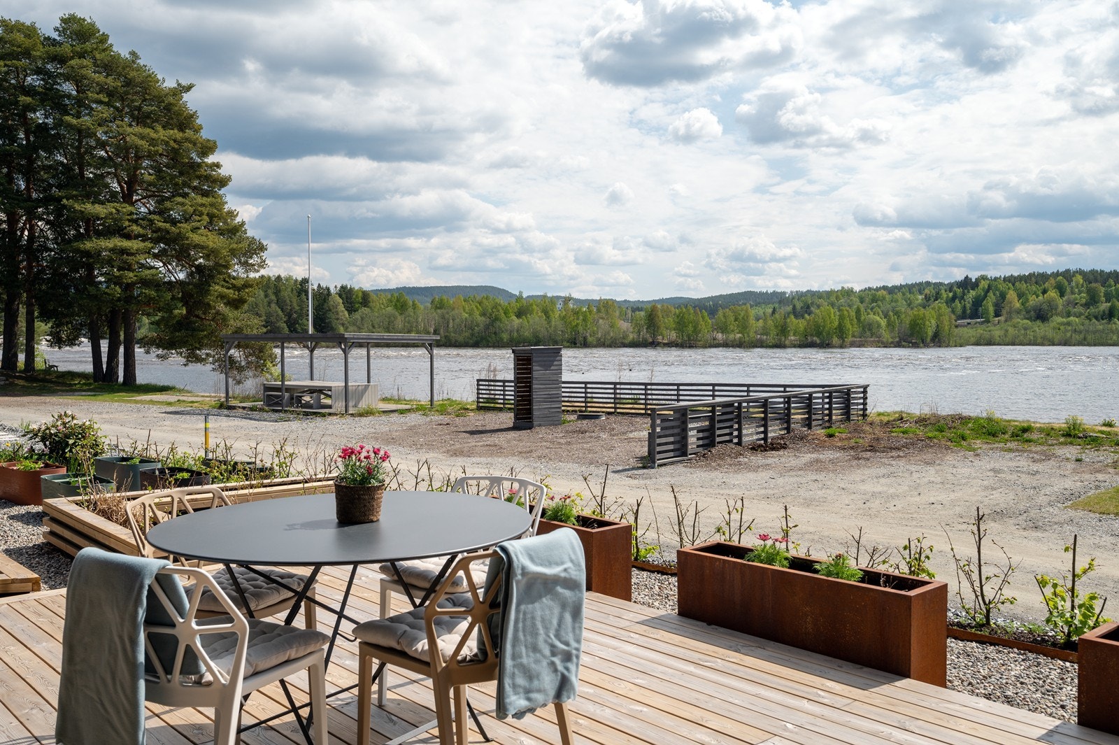 Kun et lite steinkast unna ligger Glomma - med utmerkede muligheter for forskjellige aktiviteter. Idag står en sommeråpen kiosk ved pumpehuset og det er planlagt restaurant/kafe på samme område ihht reguleringsplanen. Galleribilde