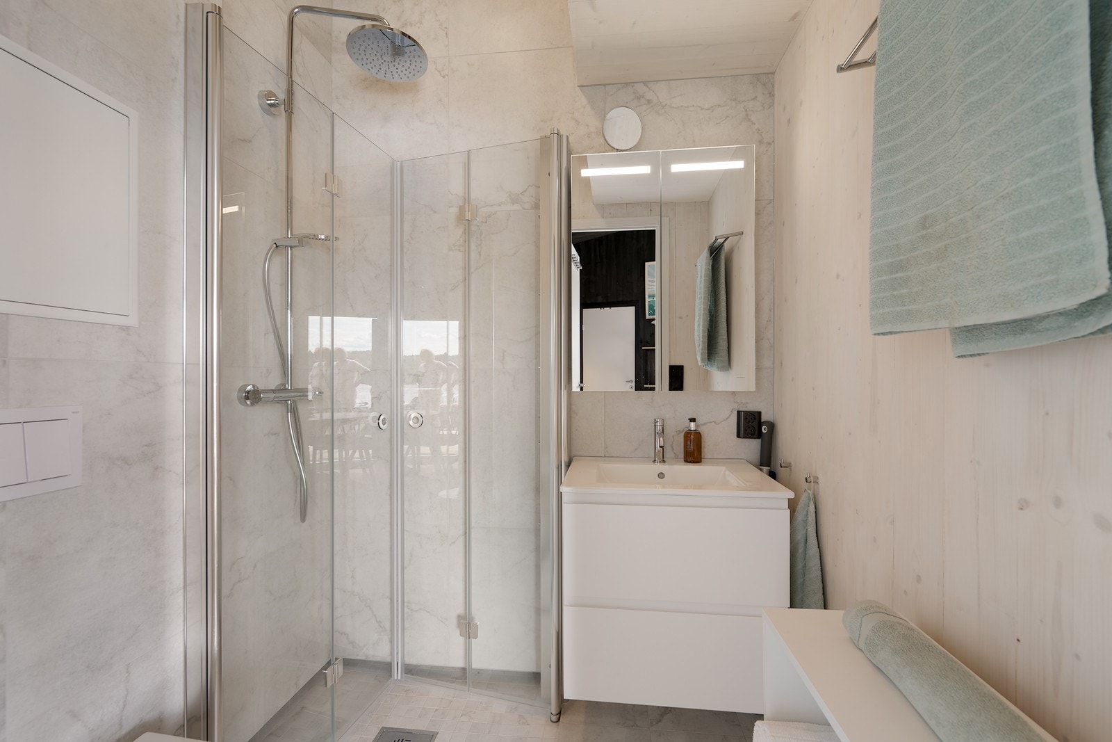 Badet er lyst og delikat med flislagte overflater. Galleribilde