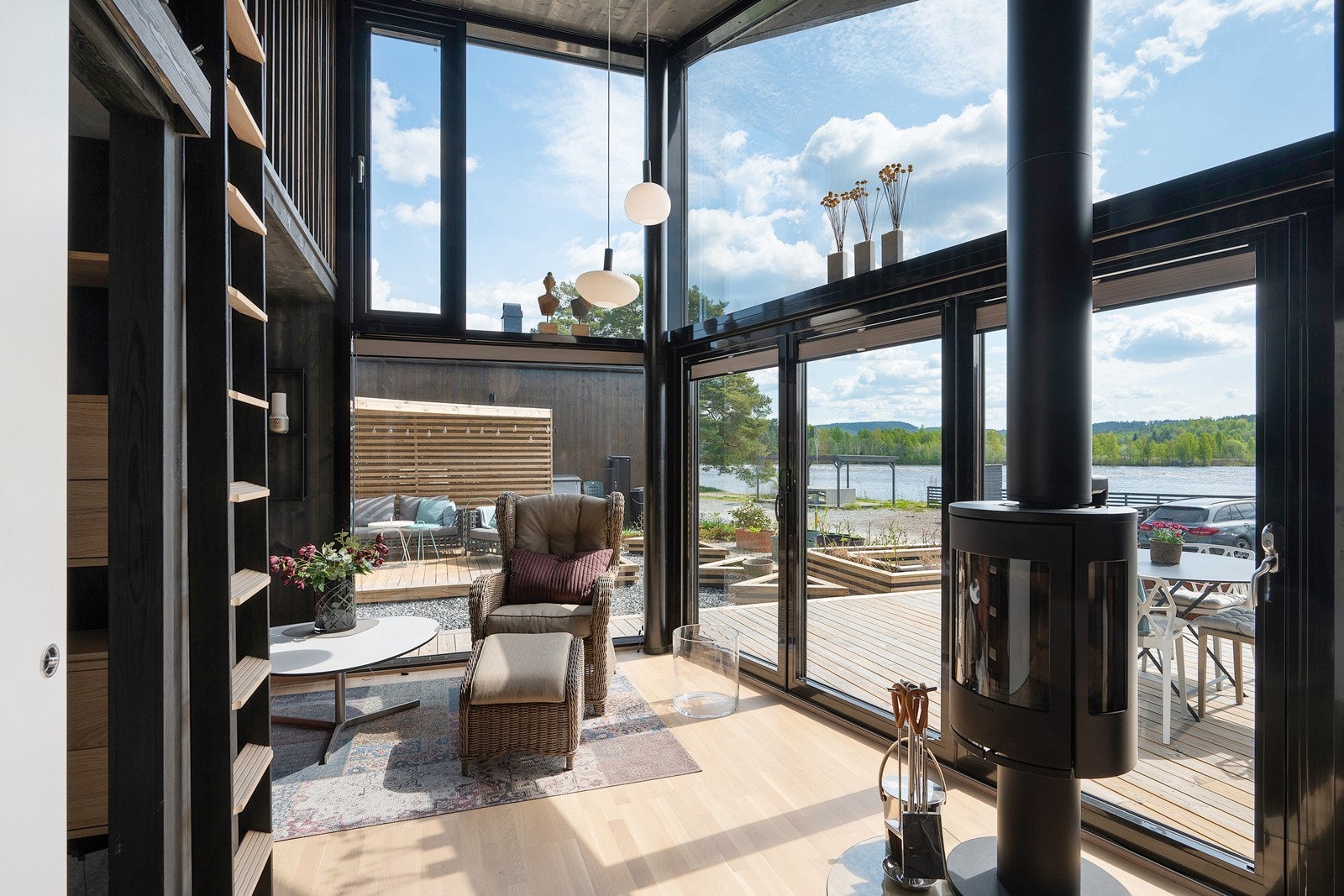 De store vindusflatene ivaretar samtidig den flotte utsikten til elven. Galleribilde