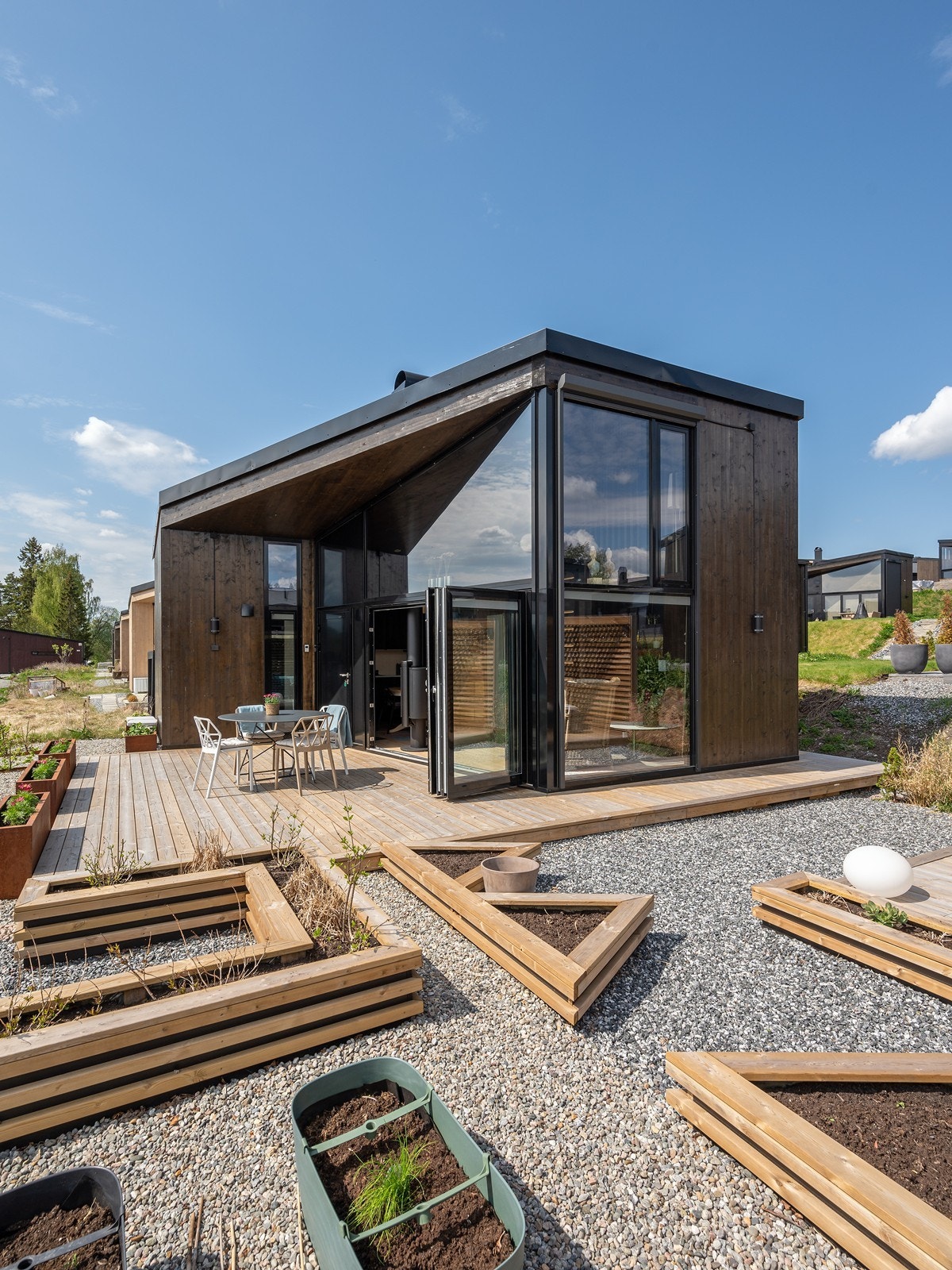 Uteområdene er pent opparbeidet med fine blomsterkasser, steintrapp og hekk. Galleribilde