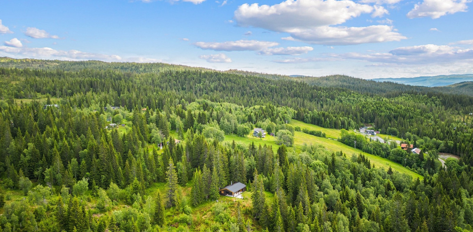 Nydelig turterreng for alle aldersgrupper med fine fjelltopper som Burufjellet, Samsjøvola, Svartfjellet og Granåsfjellet i nærheten. Rensfjellet og Forollhogna er heller ikke langt unna for de som vil ha lengre turer. Galleribilde