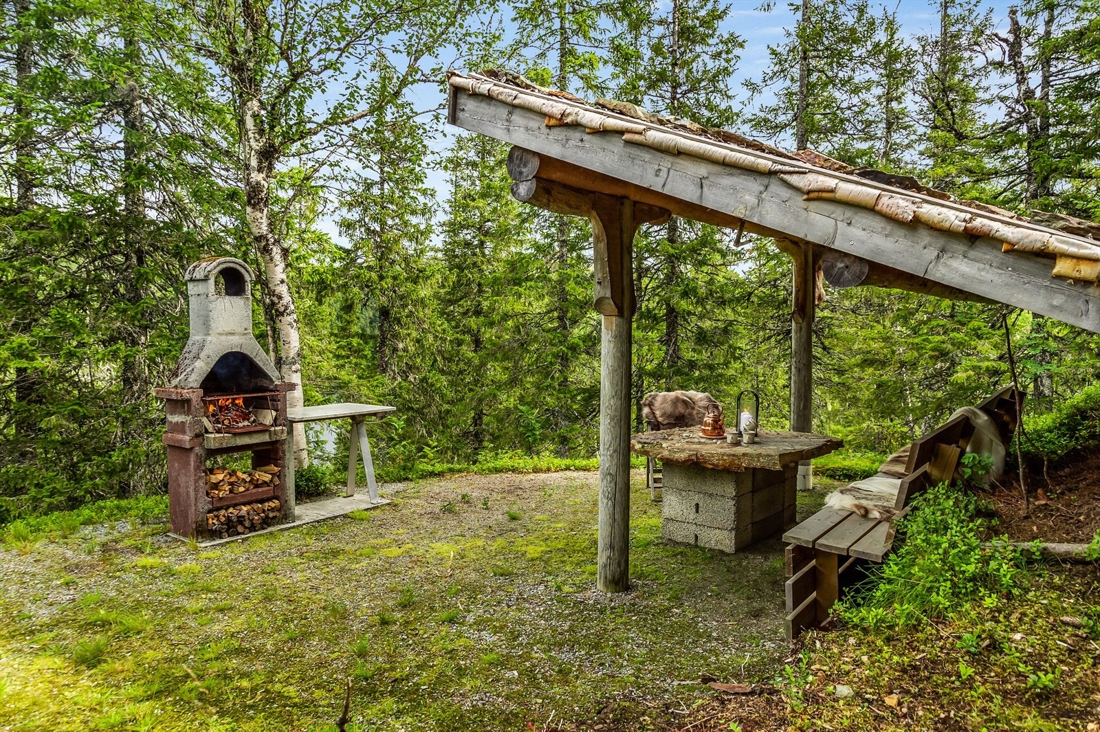 Fantastisk opparbeidet uteområde med gapahuk og utepeis. Her ligger alt til rette for hyggelig stunder rundt åpen flamme. Galleribilde