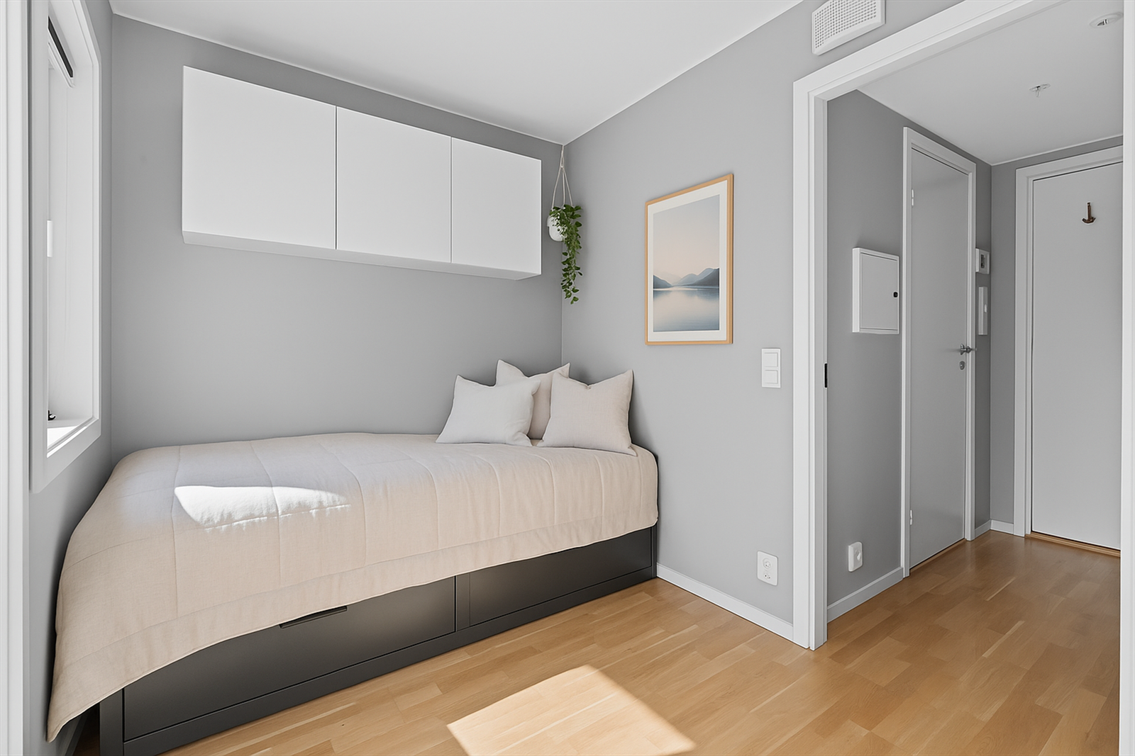 Oppholdsrom har malte slette flater og parkett på gulv. (Digitalt stylet) Galleribilde