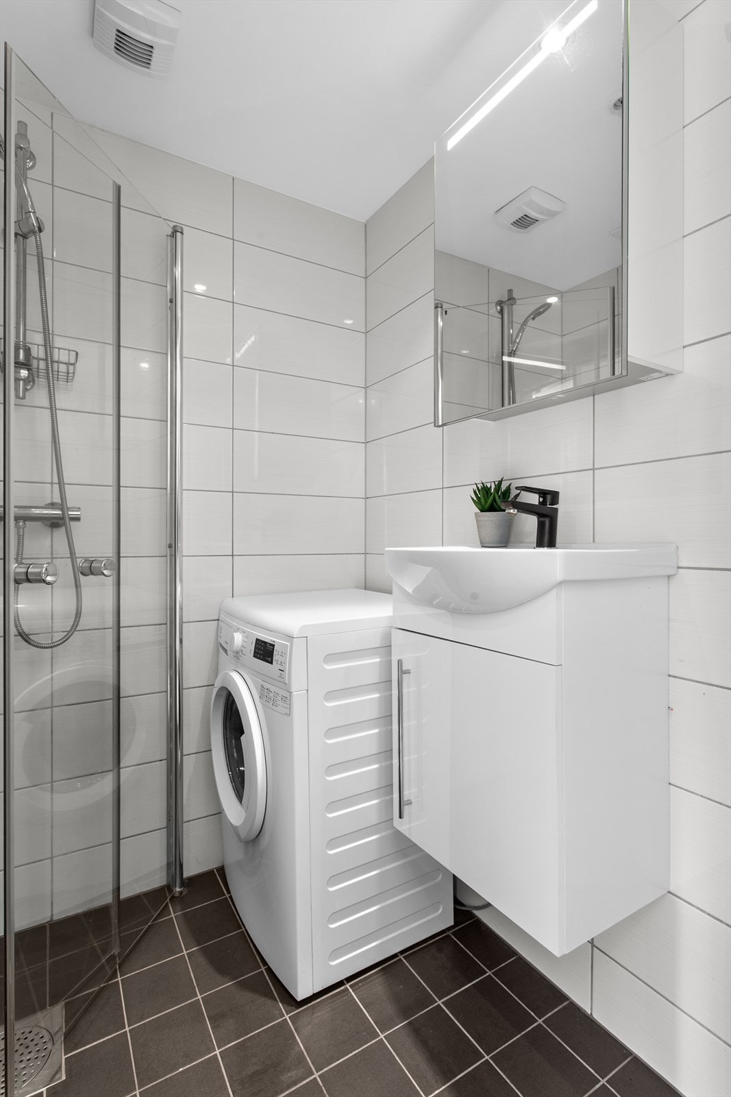 Innbydende bad fra byggeår 2014 med varmekabler og opplegg for vaskemaskin. Galleribilde