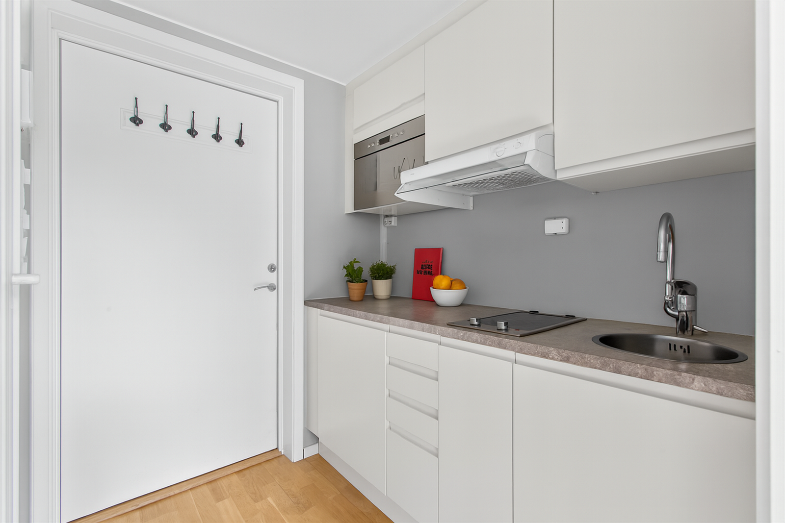 Pent og arealeffektivt kjøkken. Kjøkkenet er utstyrt med kombinert mikro og stekeovn, platetopp, samt kjøleskap. Galleribilde