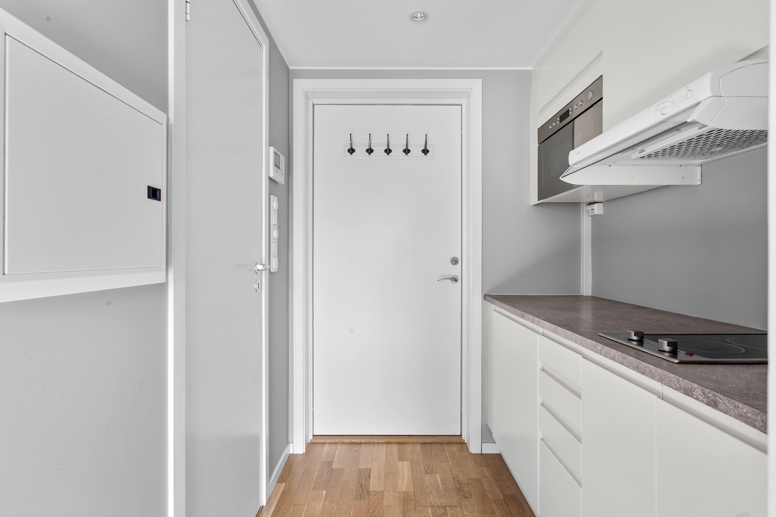 Sikringsskap plassert i entré og et utstyrt med automatsikringer. Galleribilde