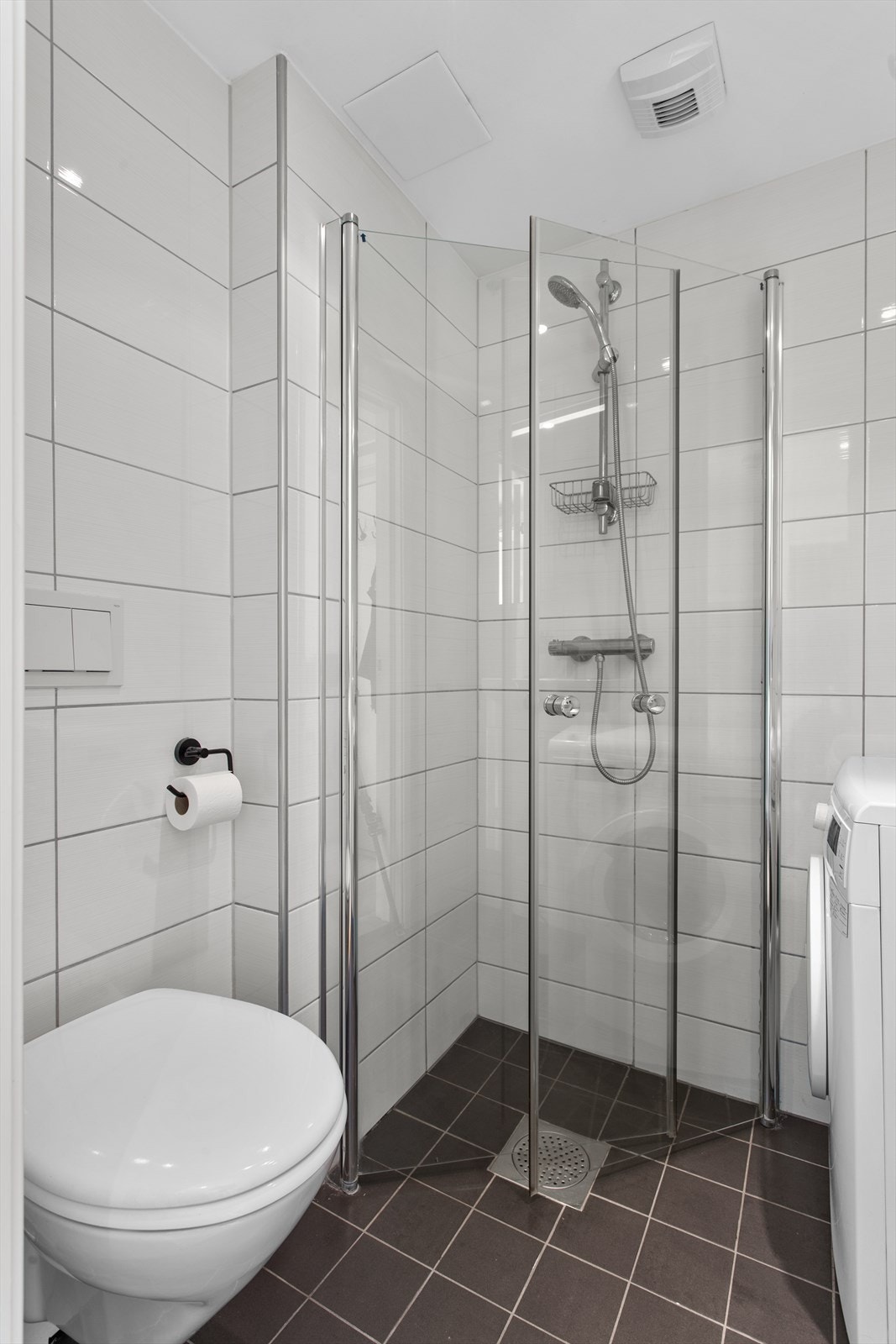 Dusjen har innfellbare dører i glass og ett- greps blandebatteri. Galleribilde