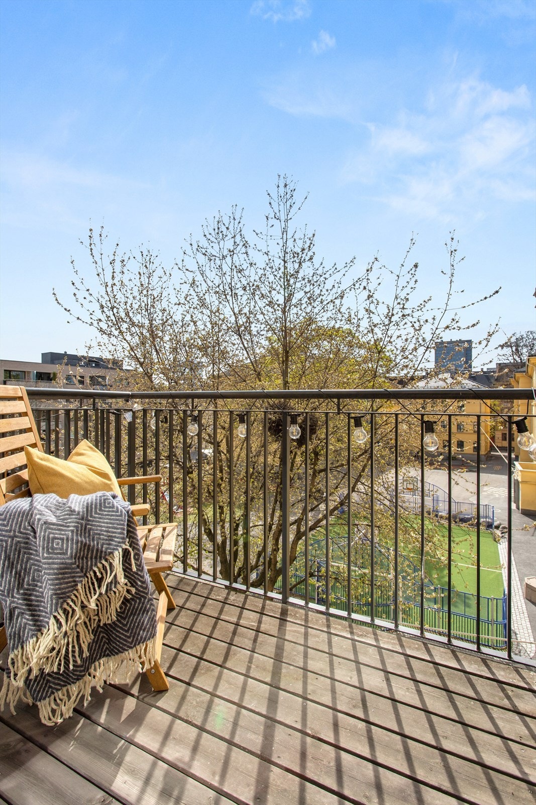 Fra balkongen er det hyggelig utsyn over nabolaget. Galleribilde