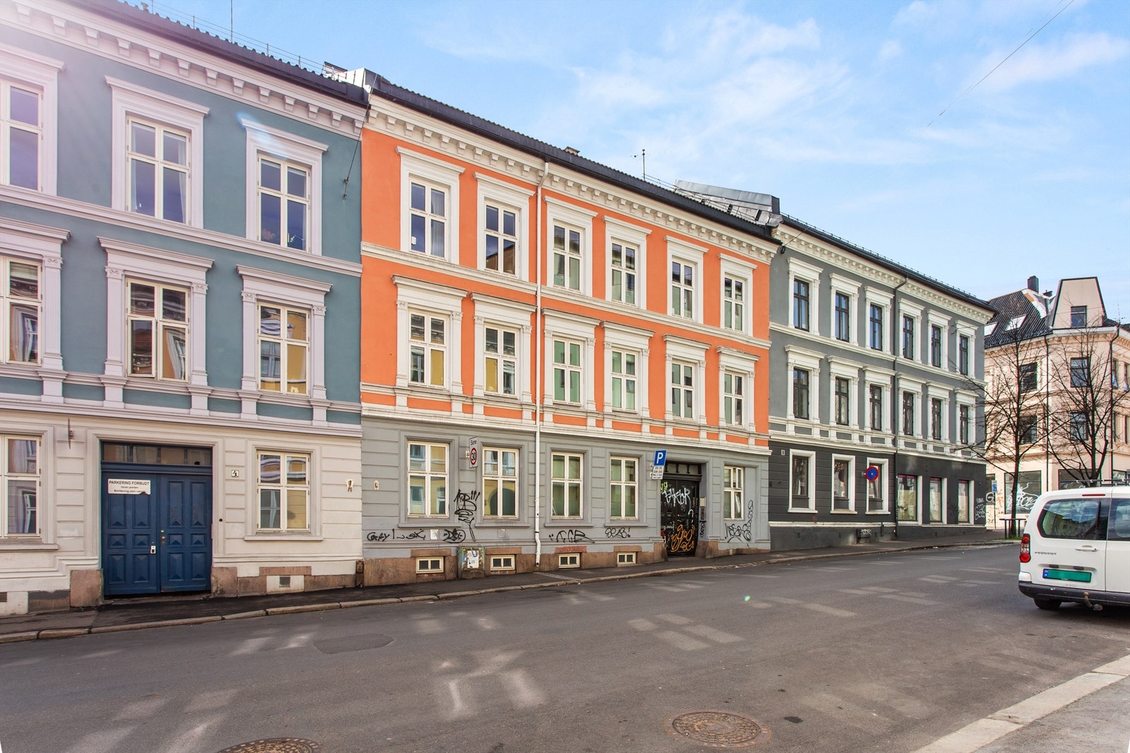 Boligen ligger i indre gård, skjermet fra gateplan. Beliggenheten for deg som ønsker å bo svært sentralt, men likevel rolig og tilbaketrukket. Galleribilde