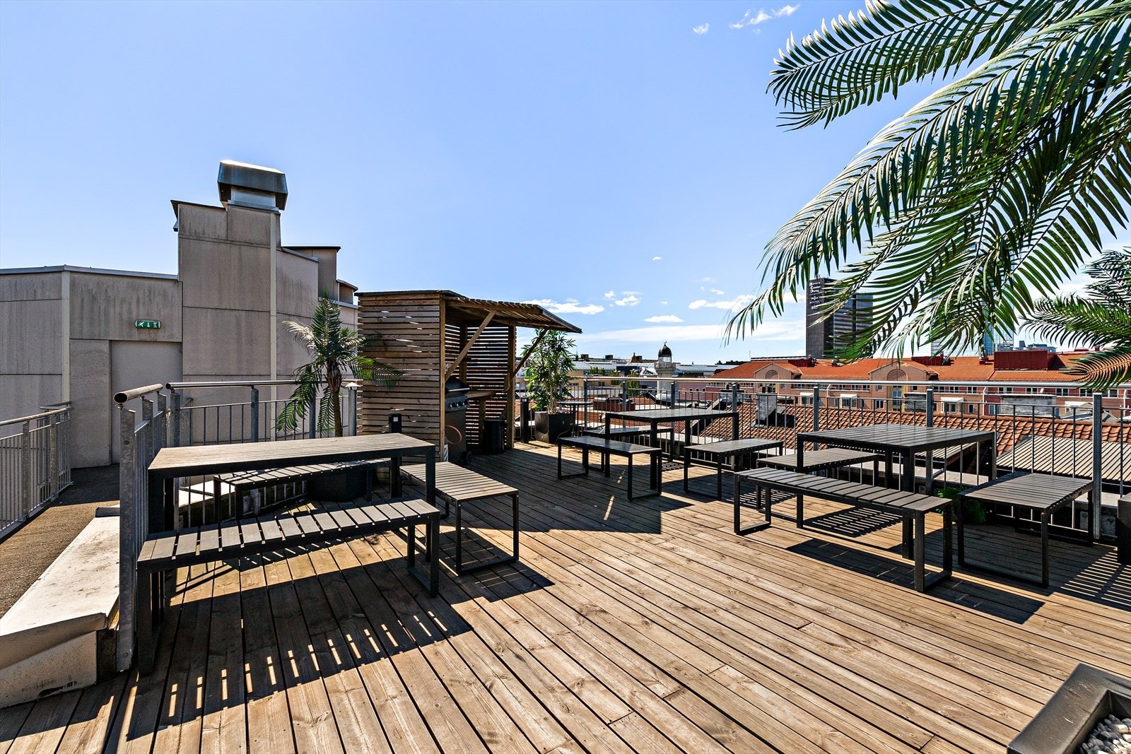 Det er flere soner med sittegrupper og egen grillplass Galleribilde