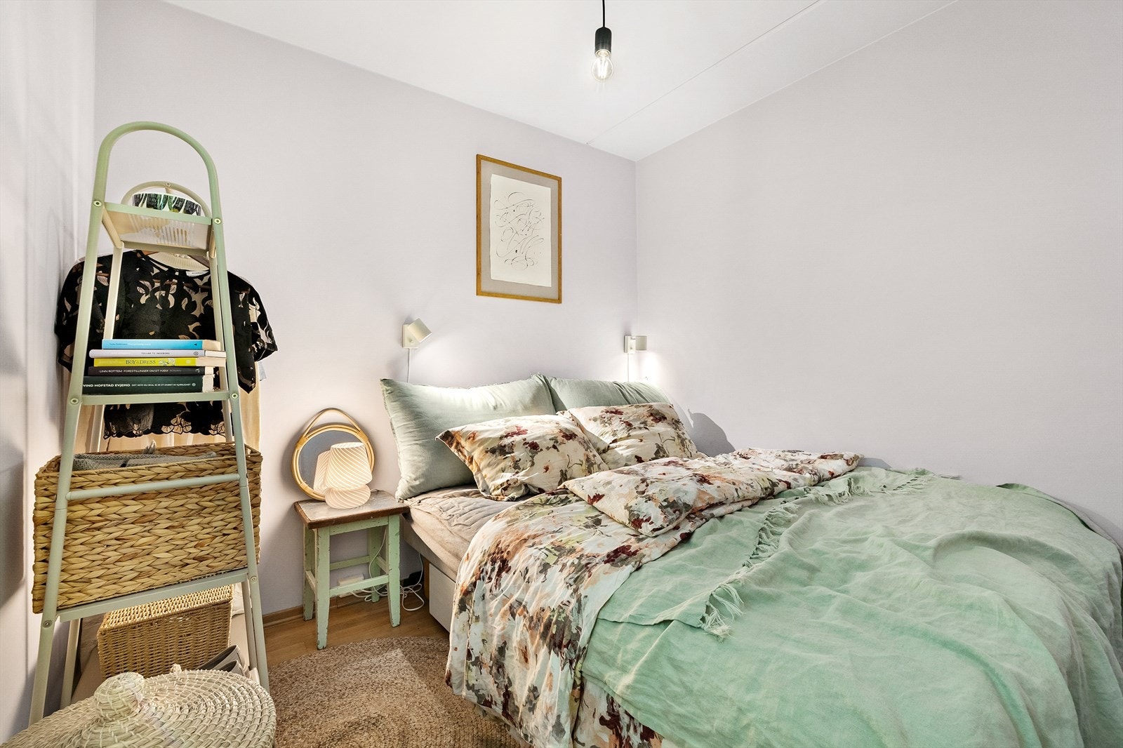 Koselig soverom med plass til dobbeltseng og tilhørende møblement Galleribilde