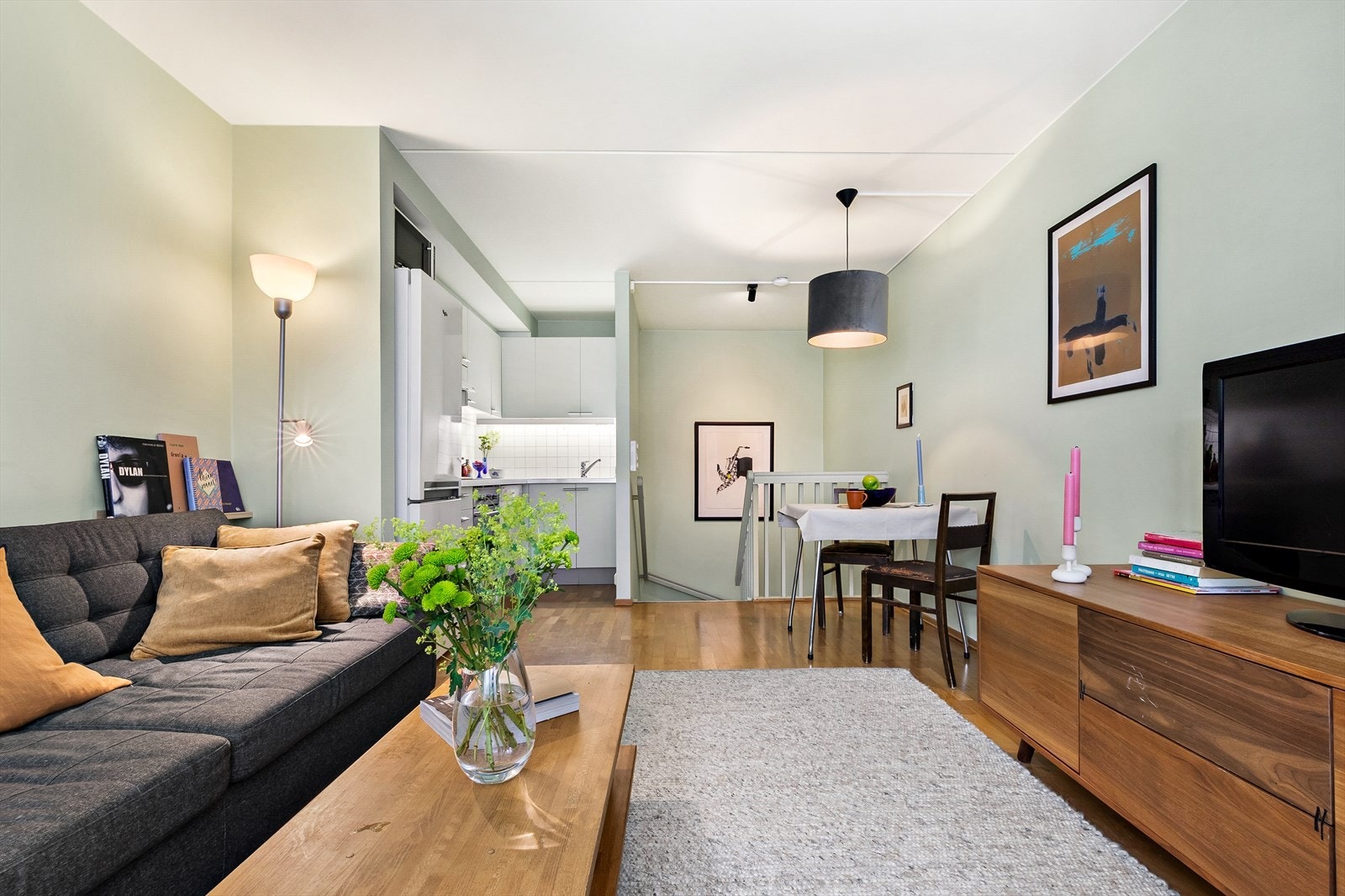 Velkommen til Mandalls gate 4 B. Super 2- roms fra 2006. Leiligheten går over 2 etasjer, her i 3. etg. med stue og kjøkken Galleribilde