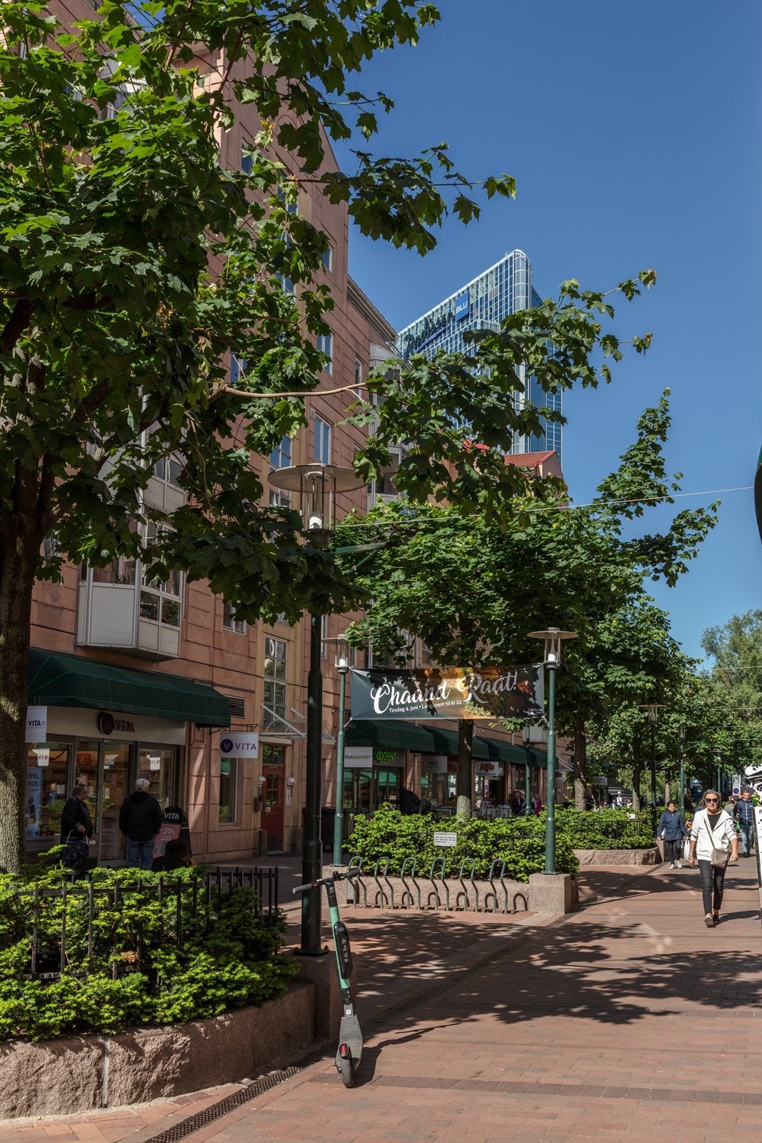 Grønland yrer av liv og butikker, her fra "Smalgangen" Galleribilde