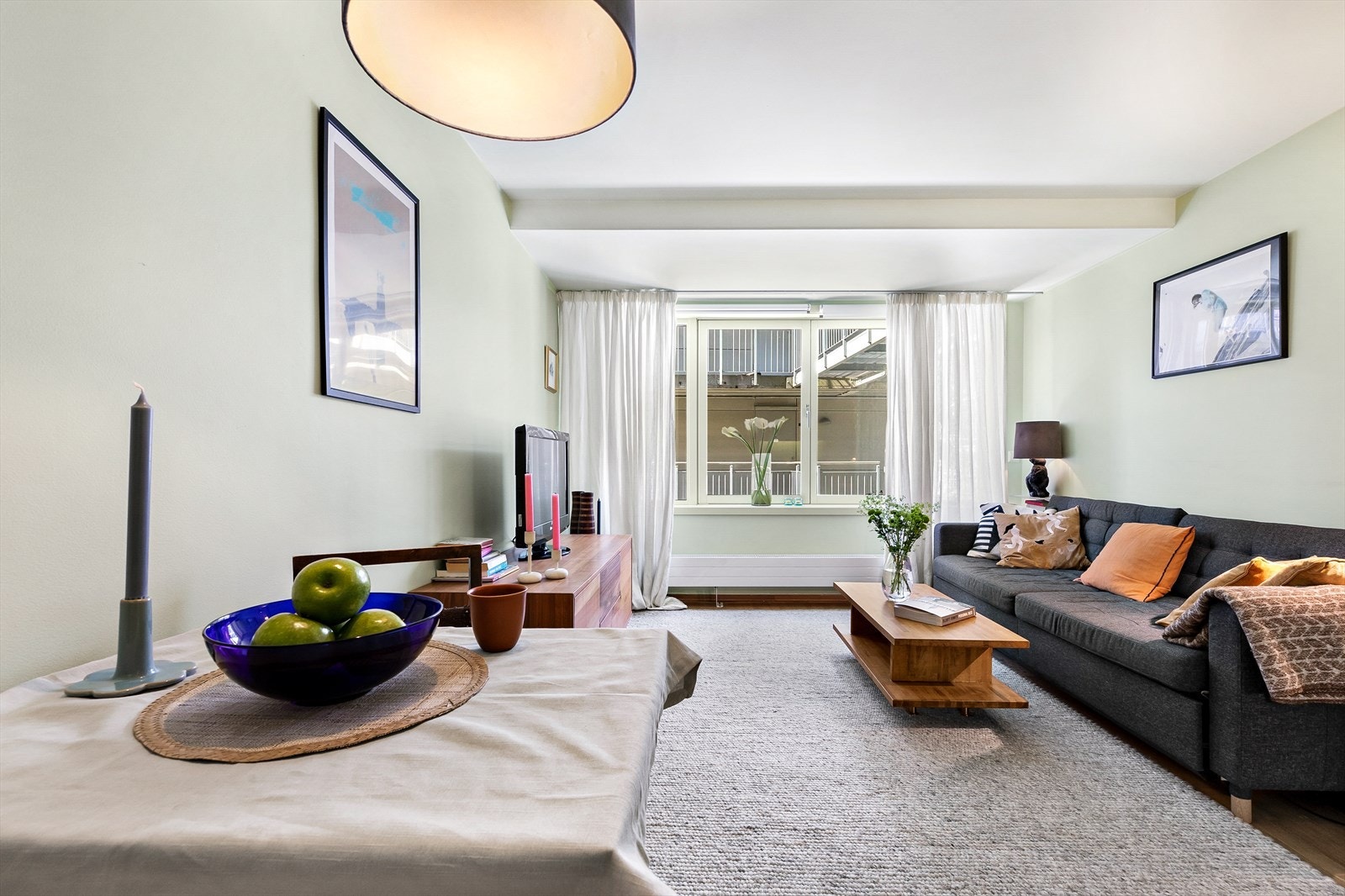 Store vindusflater gir rommet mye lys Galleribilde