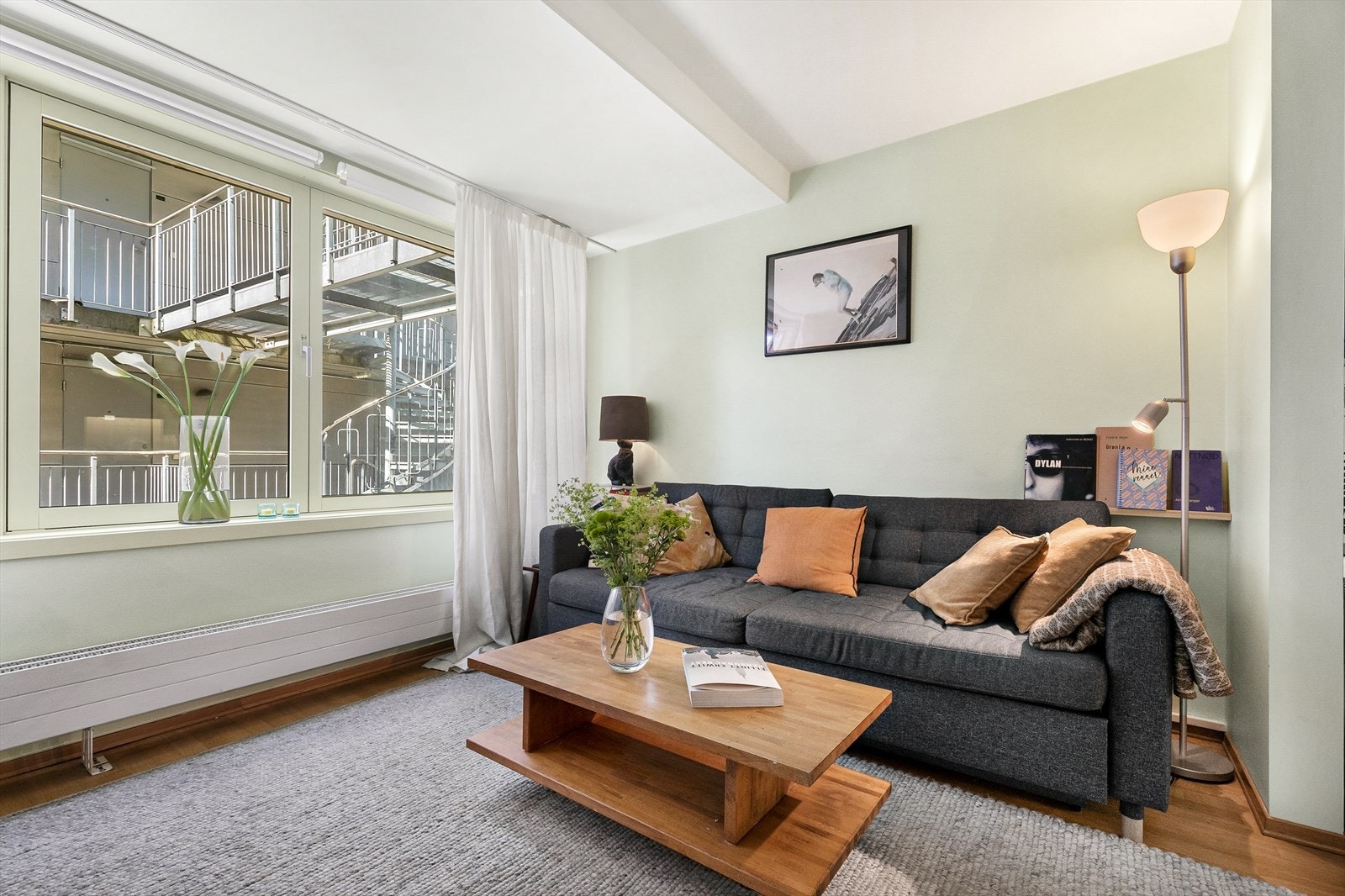 Leiligheten ligger inn mot indre gårdsrom, helt usjenert for trafikk Galleribilde