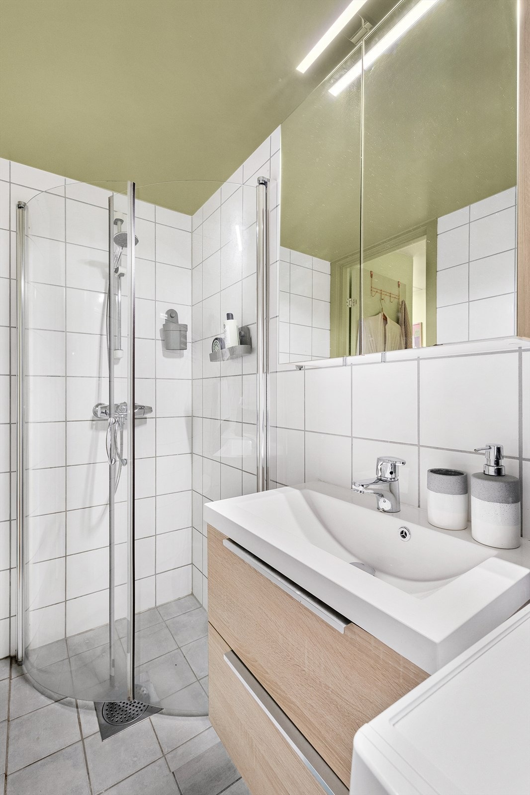 Dusjhjørne med svingbare glassdører Galleribilde