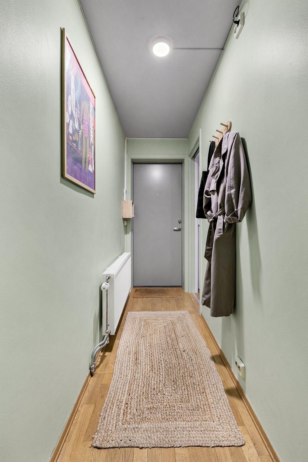 Fin entré med hengeplass til ytterklær Galleribilde