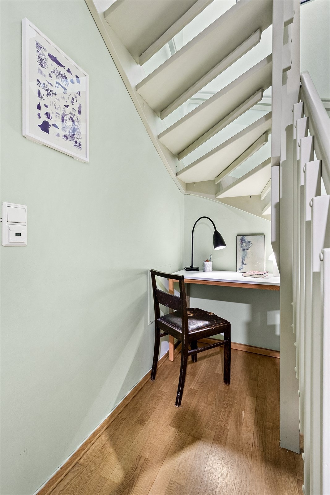 Mulighet for smart kontorløsning under trappen Galleribilde