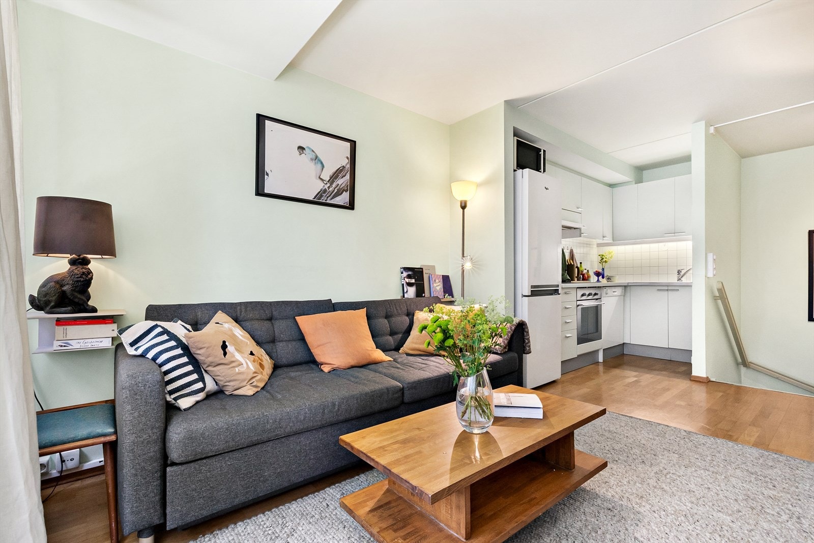 Lys og fin stue med åpning mot kjøkkenet Galleribilde