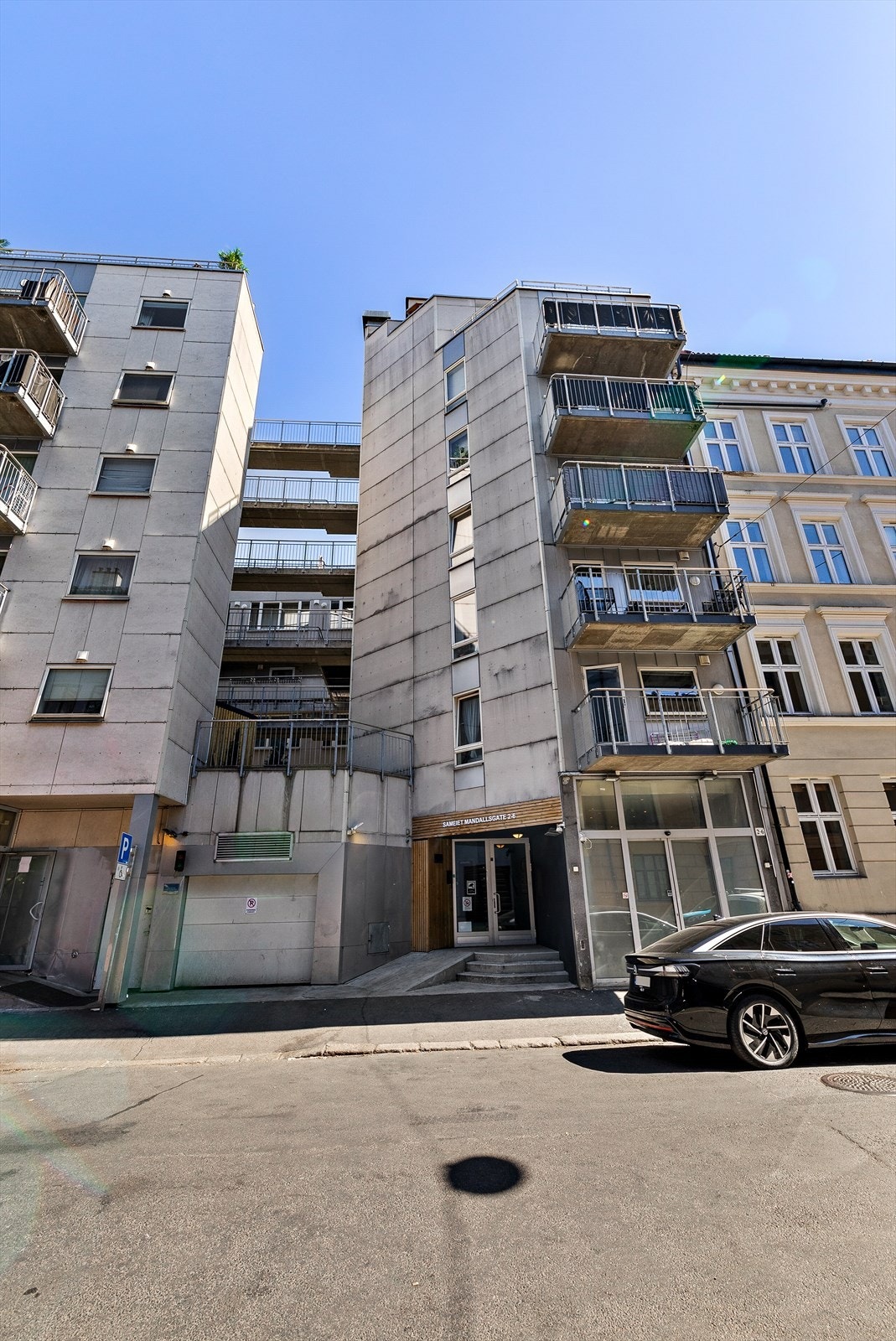 Fasaden fra gaten - urbant og kult, midt i smørøyet Galleribilde