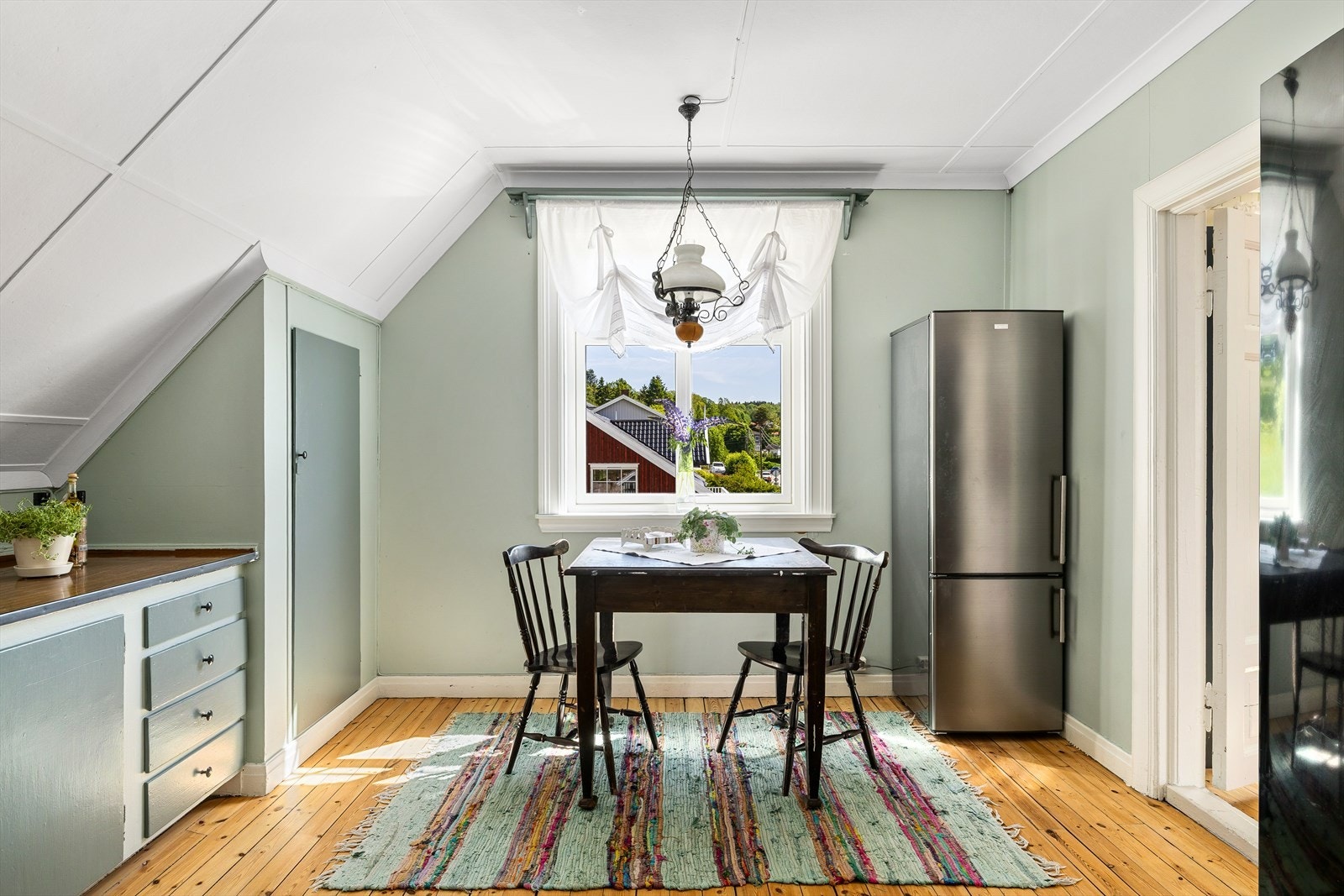 Kjøkken i 2. etasje med naturlig lys og tilgang til flere rom Galleribilde