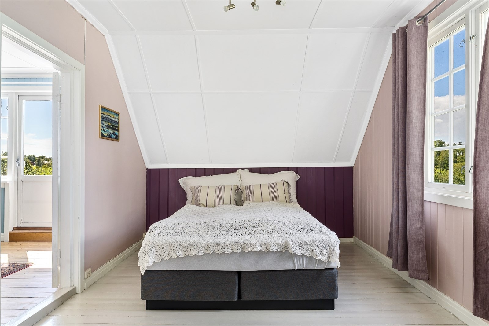 Soverom med dempet fargevalg og godt med lys Galleribilde