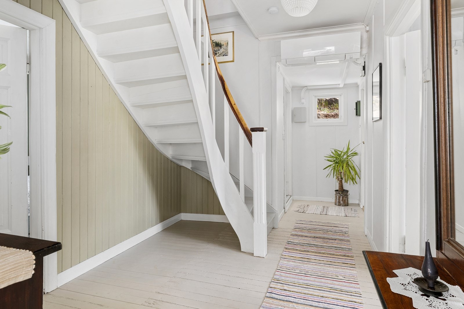 Entré med lyse vegger og trapp videre til 2. etasje Galleribilde