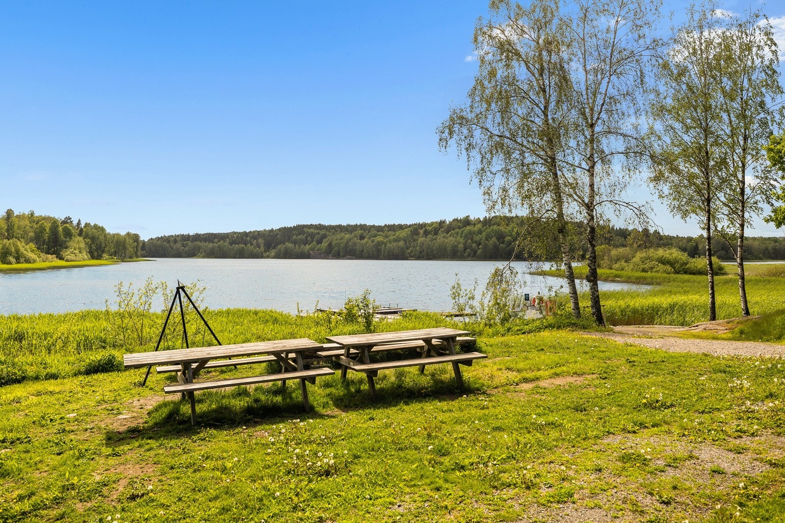 Åpen tomt med langstrakt utsikt og naturlige omgivelser Galleribilde