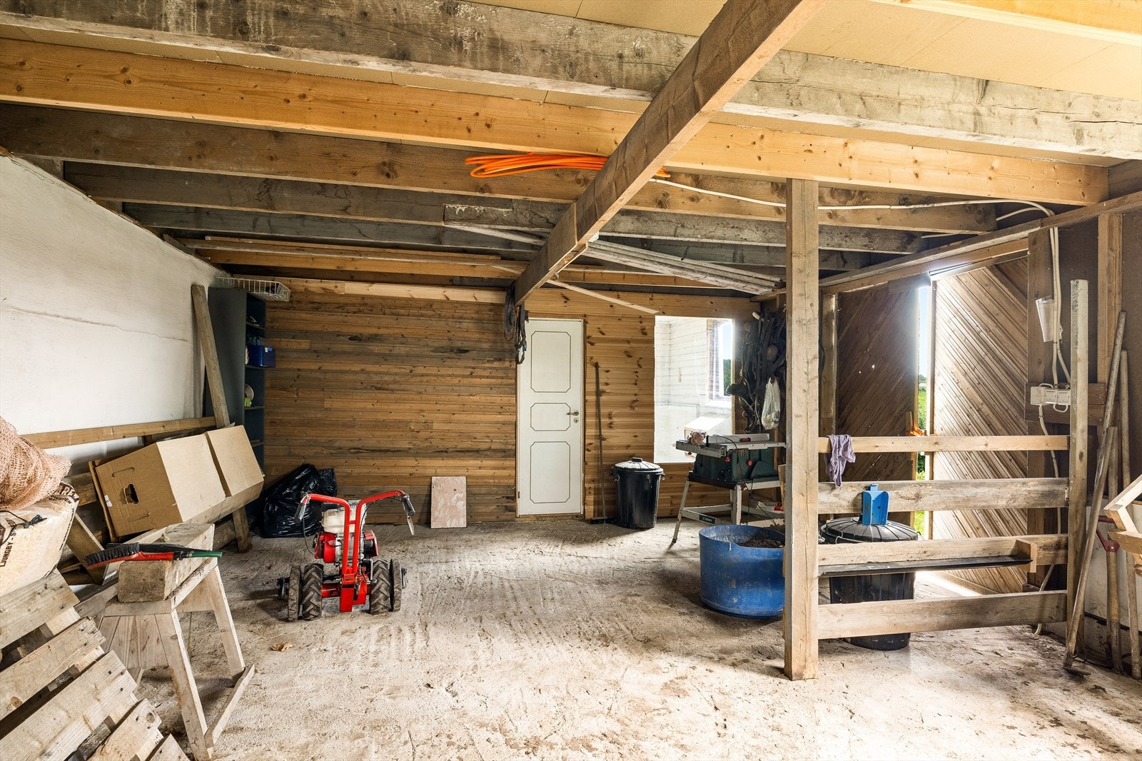 Hønsehusets underetasje - delvis innredet med betonggulv og utskiftet port Galleribilde