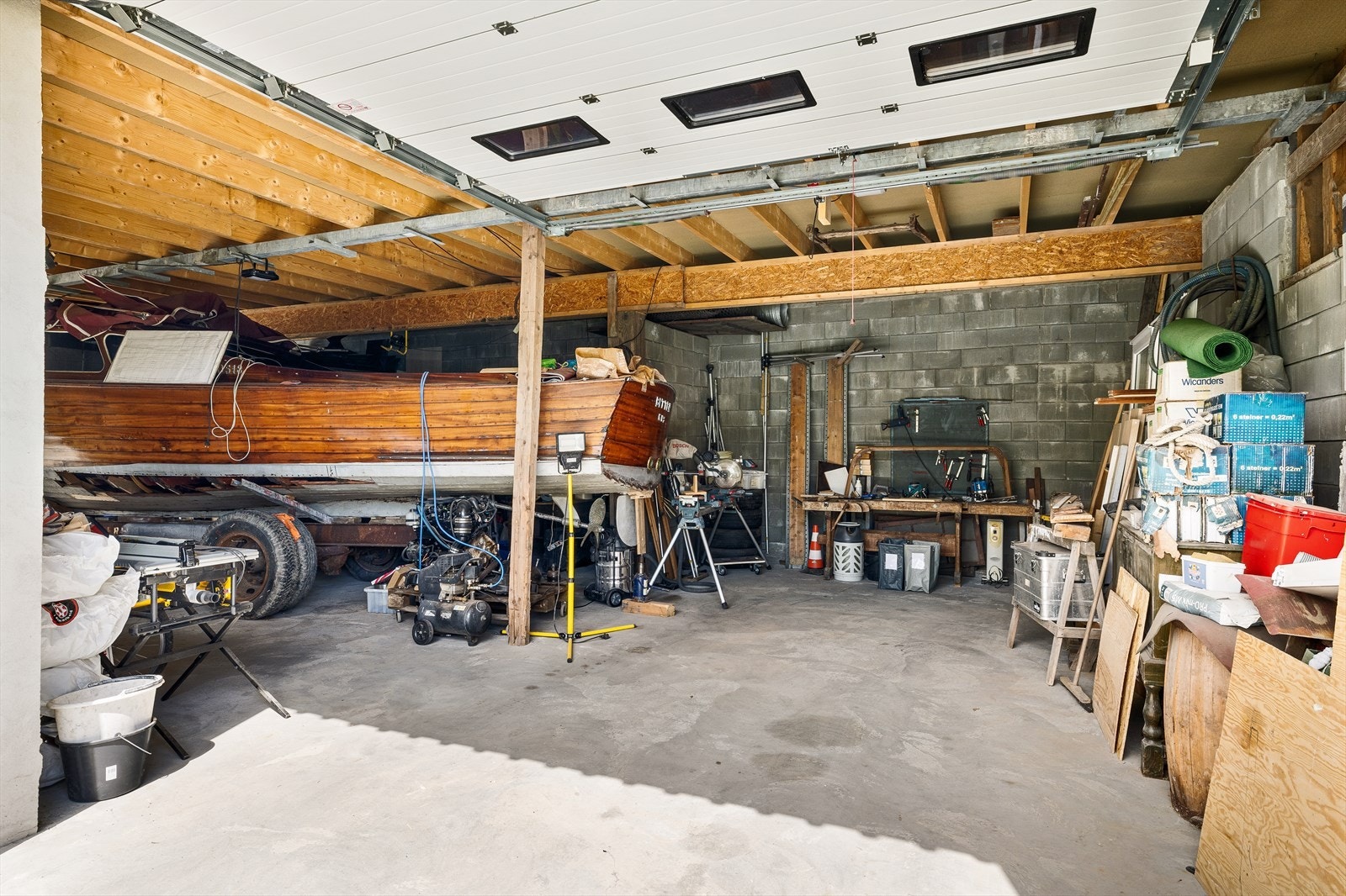 Garasjerom i bruk til verksted og oppbevaring Galleribilde