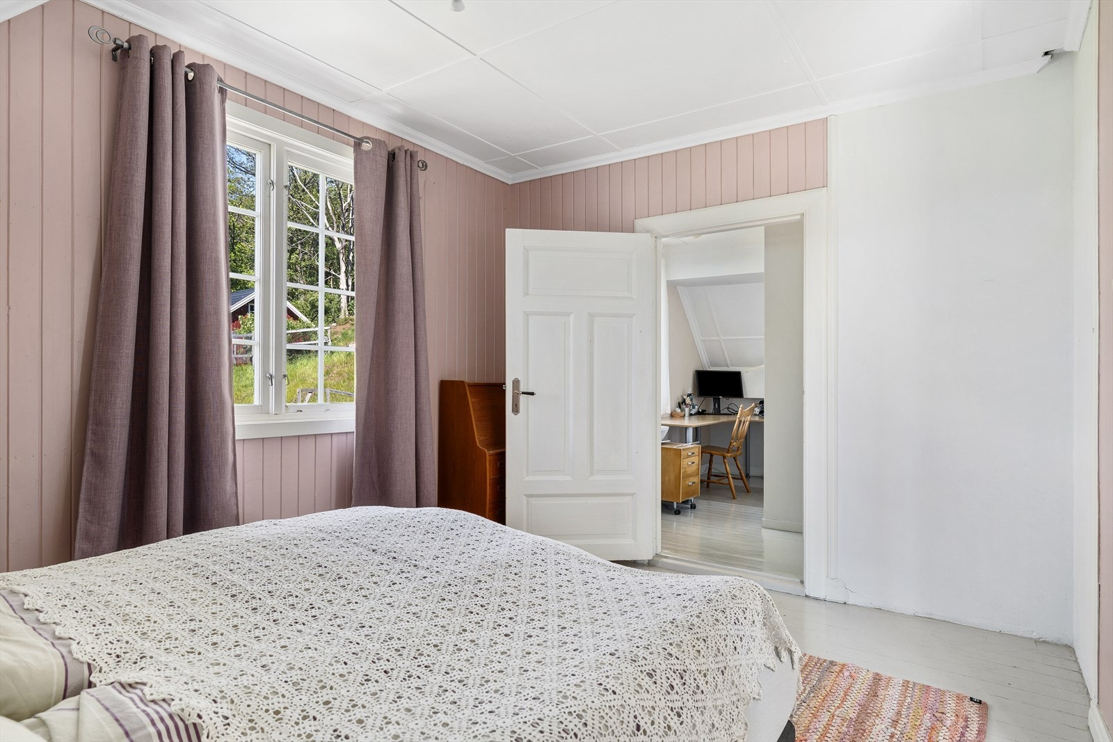 Romslig soverom i 2. etasje med plass til garderobeskap og skråhimling på den ene siden Galleribilde