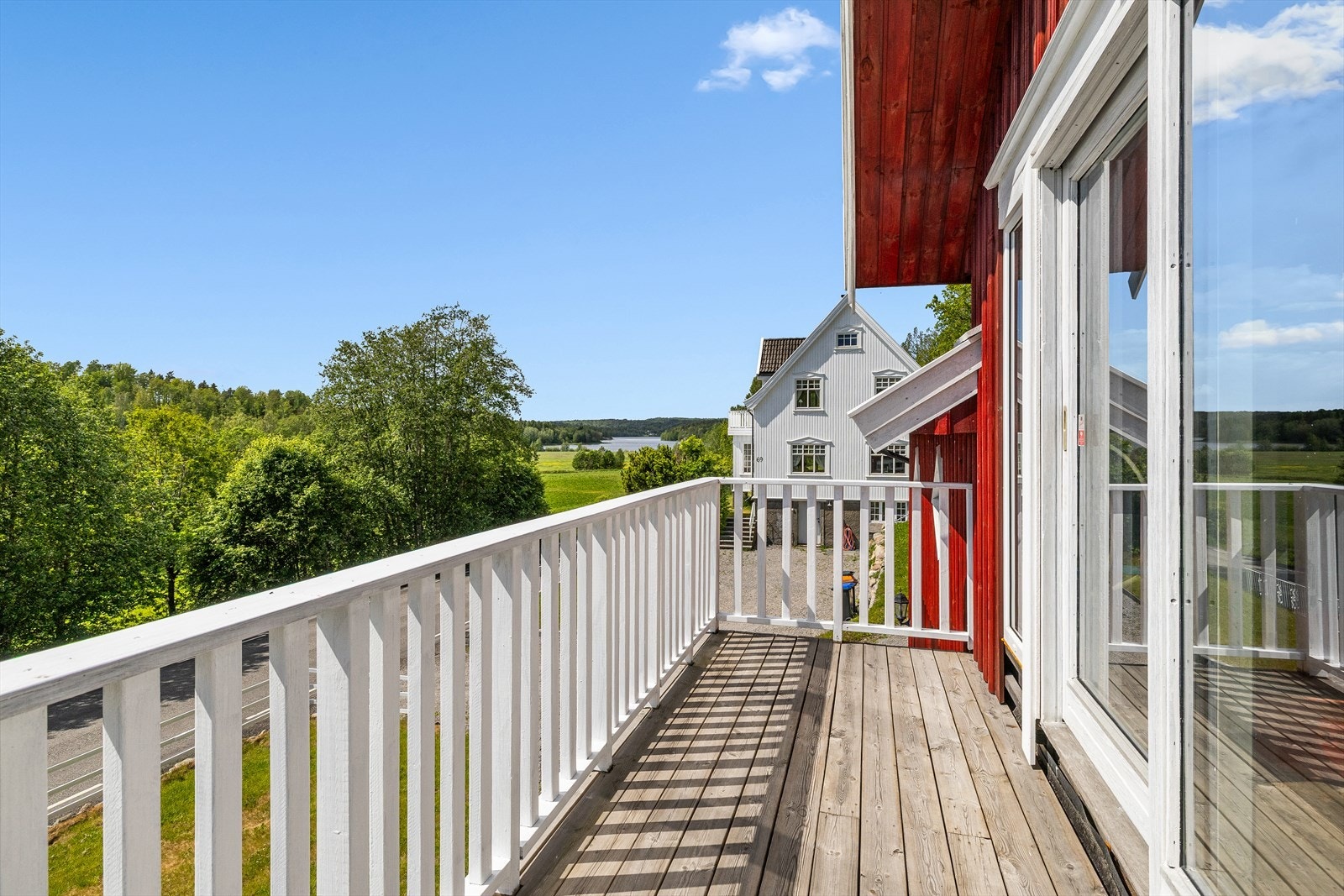 Landlig utsyn og hyggelig utemiljø Galleribilde