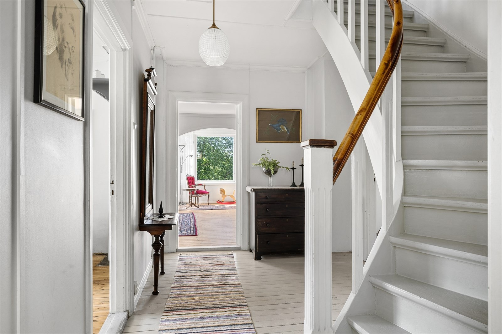 Lys og innbydende gang med adkomst til både bad, soverom og stue - ryddig og oversiktlig planløsning Galleribilde