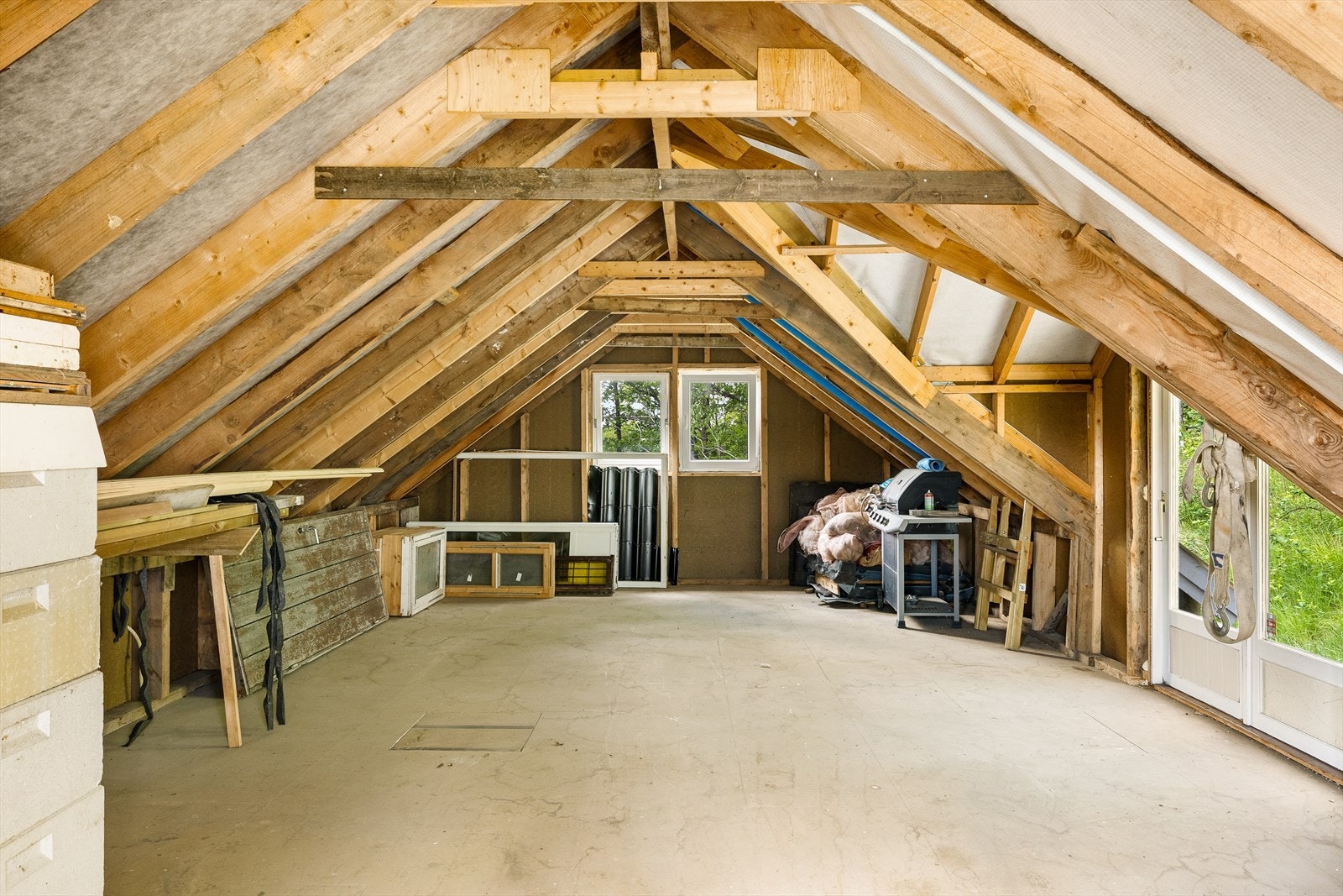 Øvre etasje i hønsehuset- romslig og uinnredet bruksareal Galleribilde
