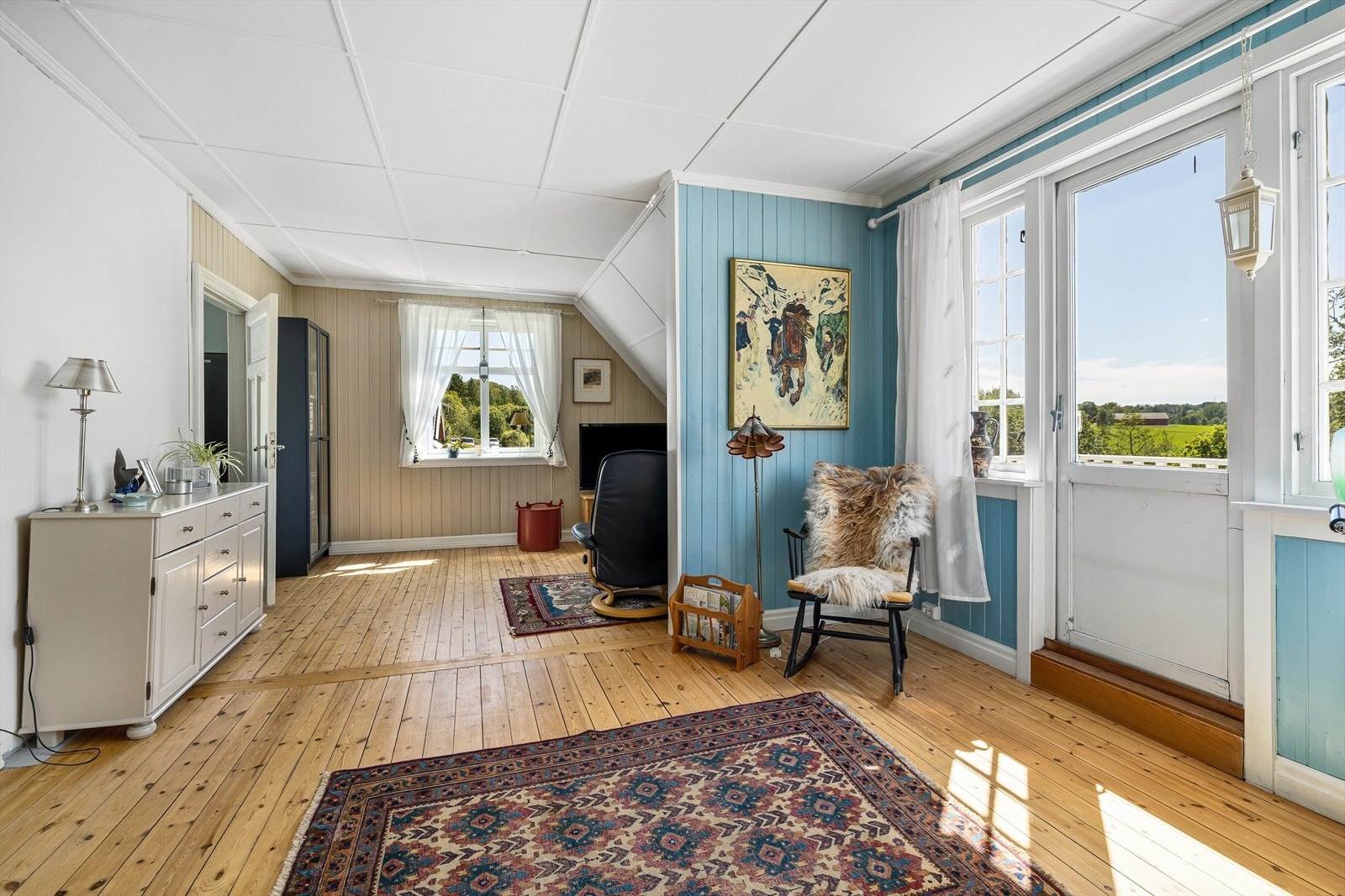 Åpen loftsstue med god takhøyde og fleksibel bruk Galleribilde