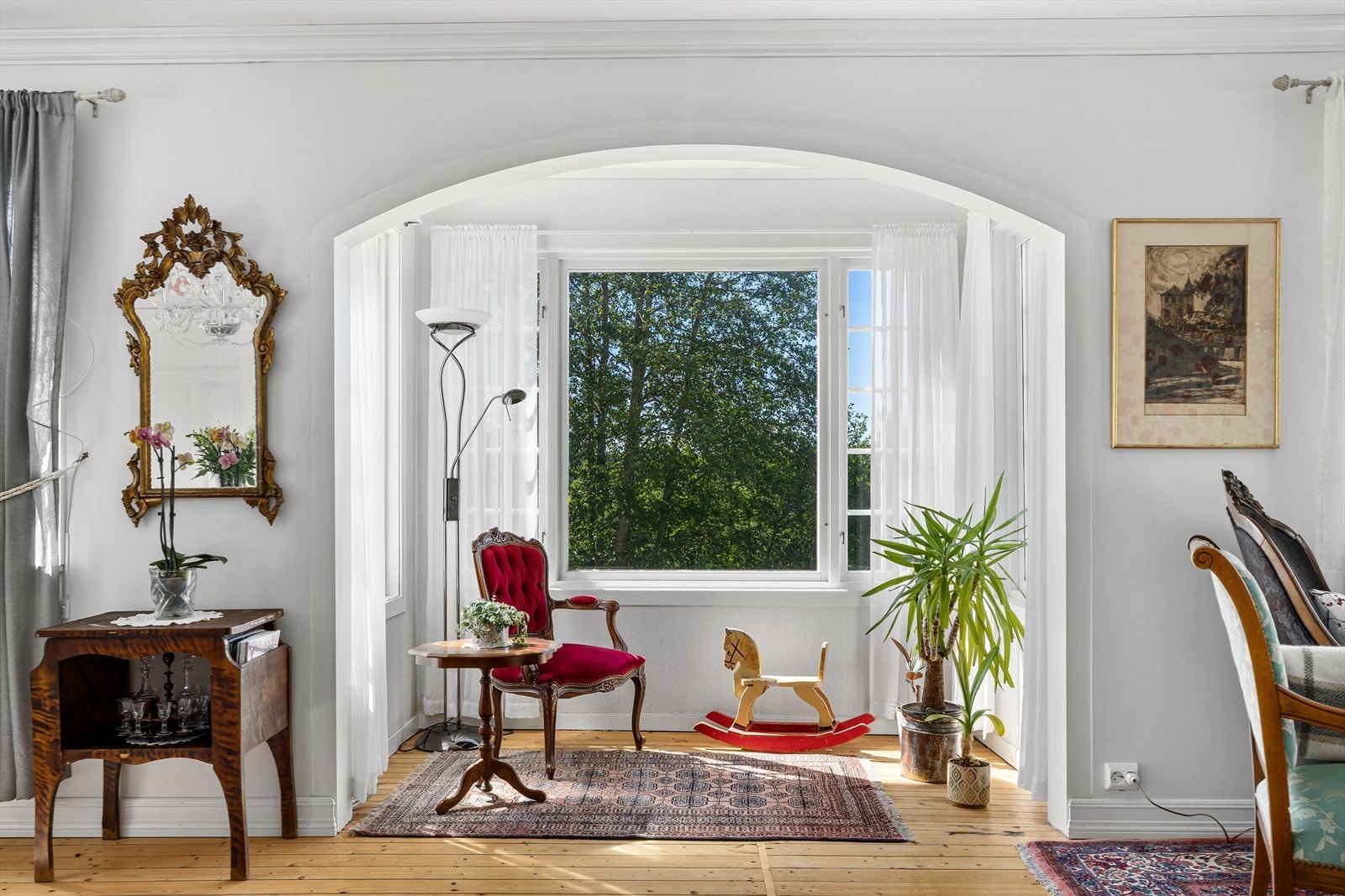 Stue med bue, vindu, klassiske detaljer og flott lysinnslipp Galleribilde