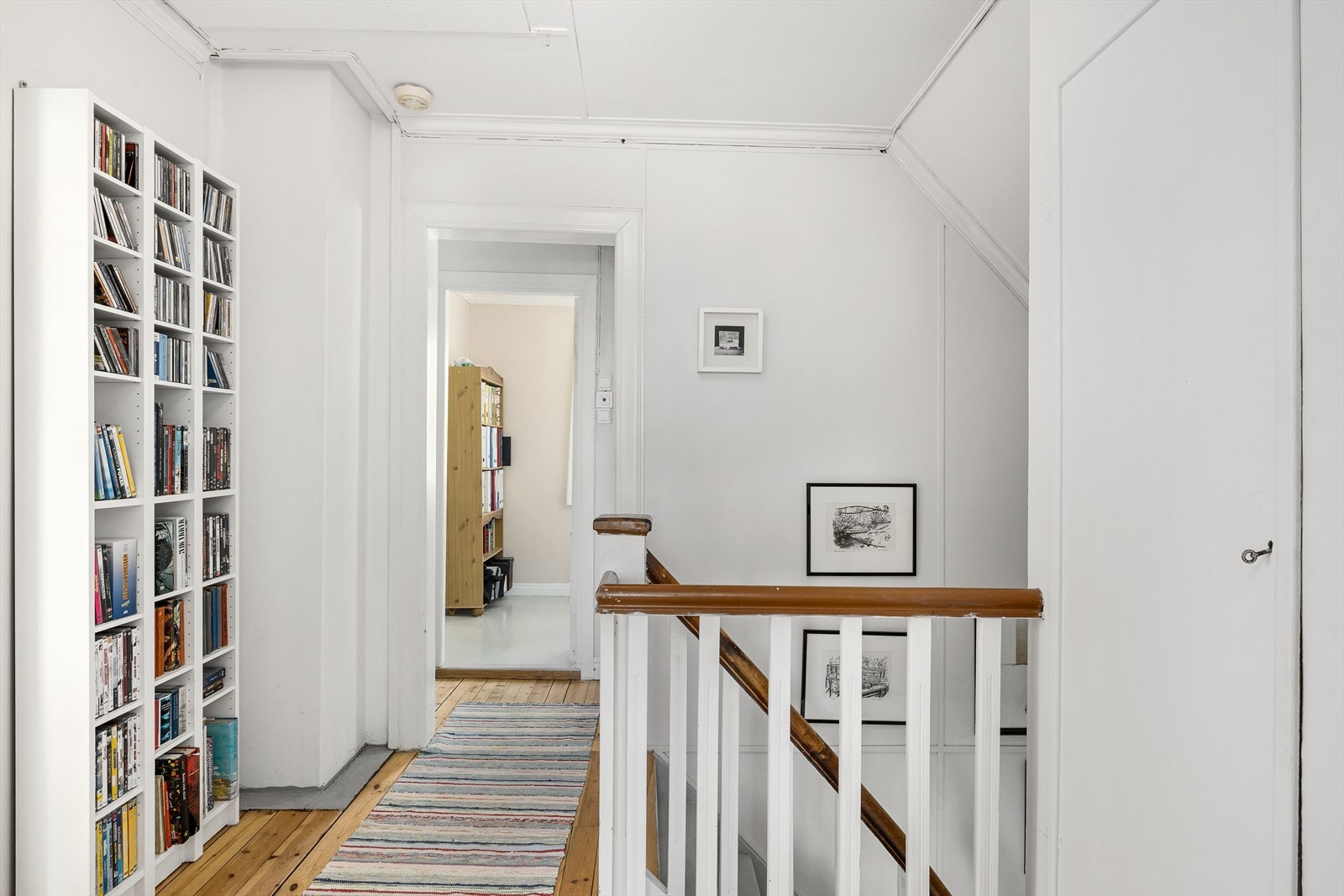 Trapp opp til 2. etasje - hvitmalt og gjennomført Galleribilde