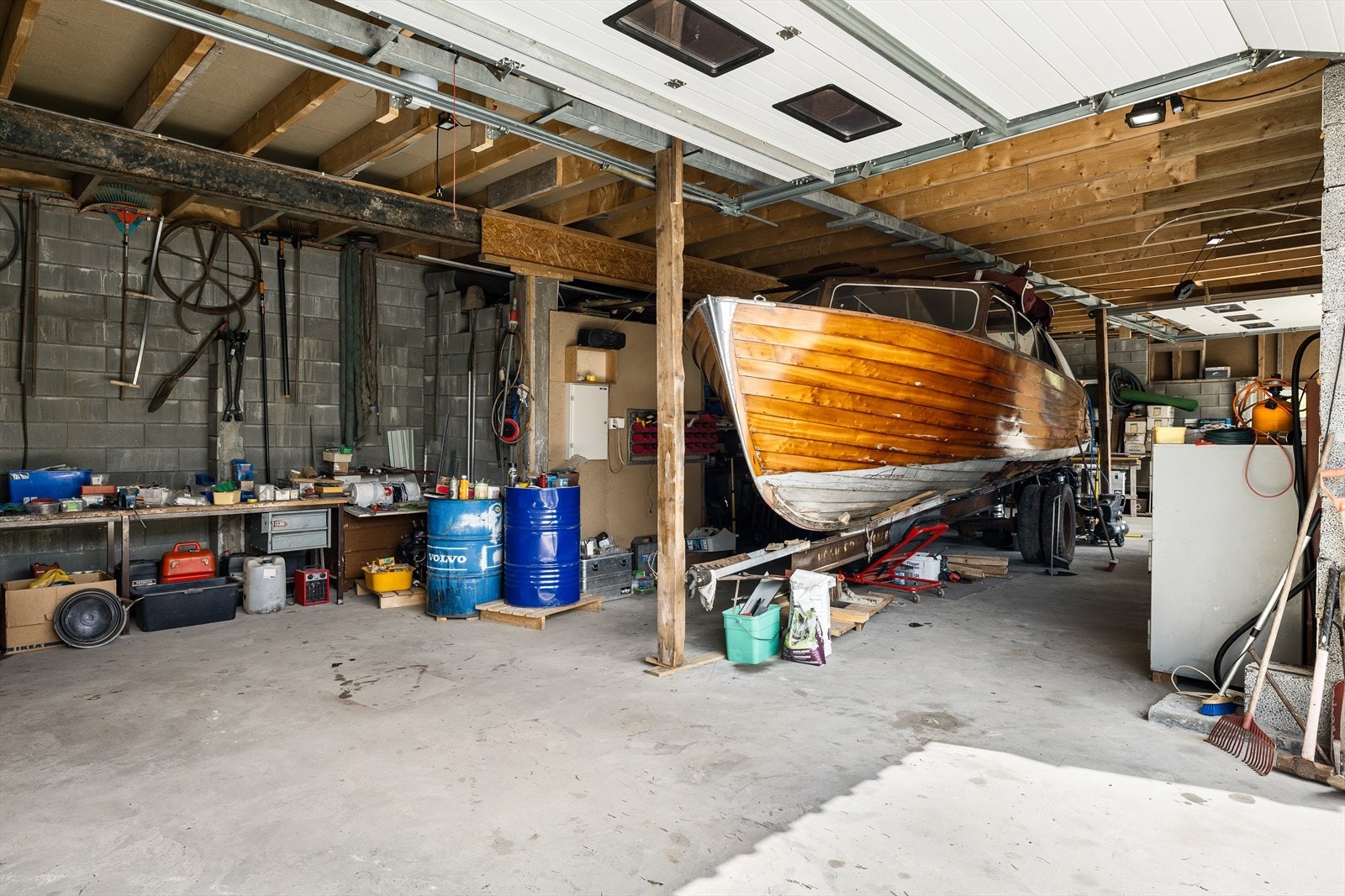 Dobbelgarasje med god takhøyde og plass til redskap og kjøretøy Galleribilde