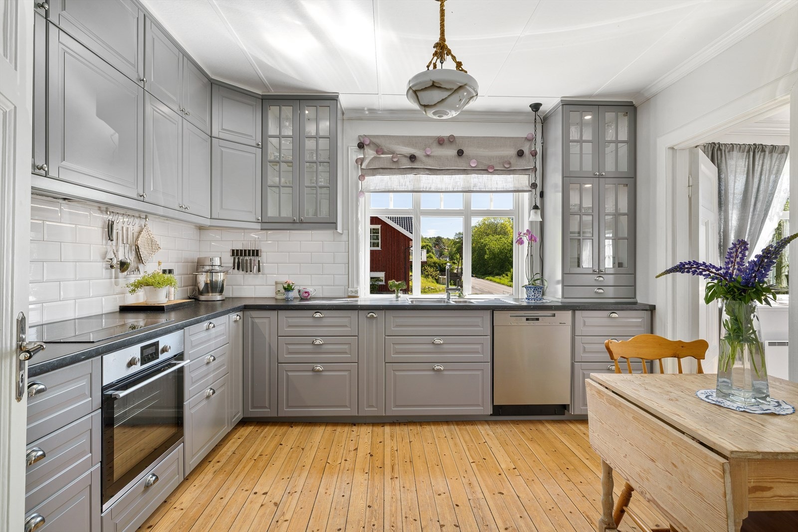 Kjøkken med klassisk innredning, godt med benkeplass og utsikt Galleribilde