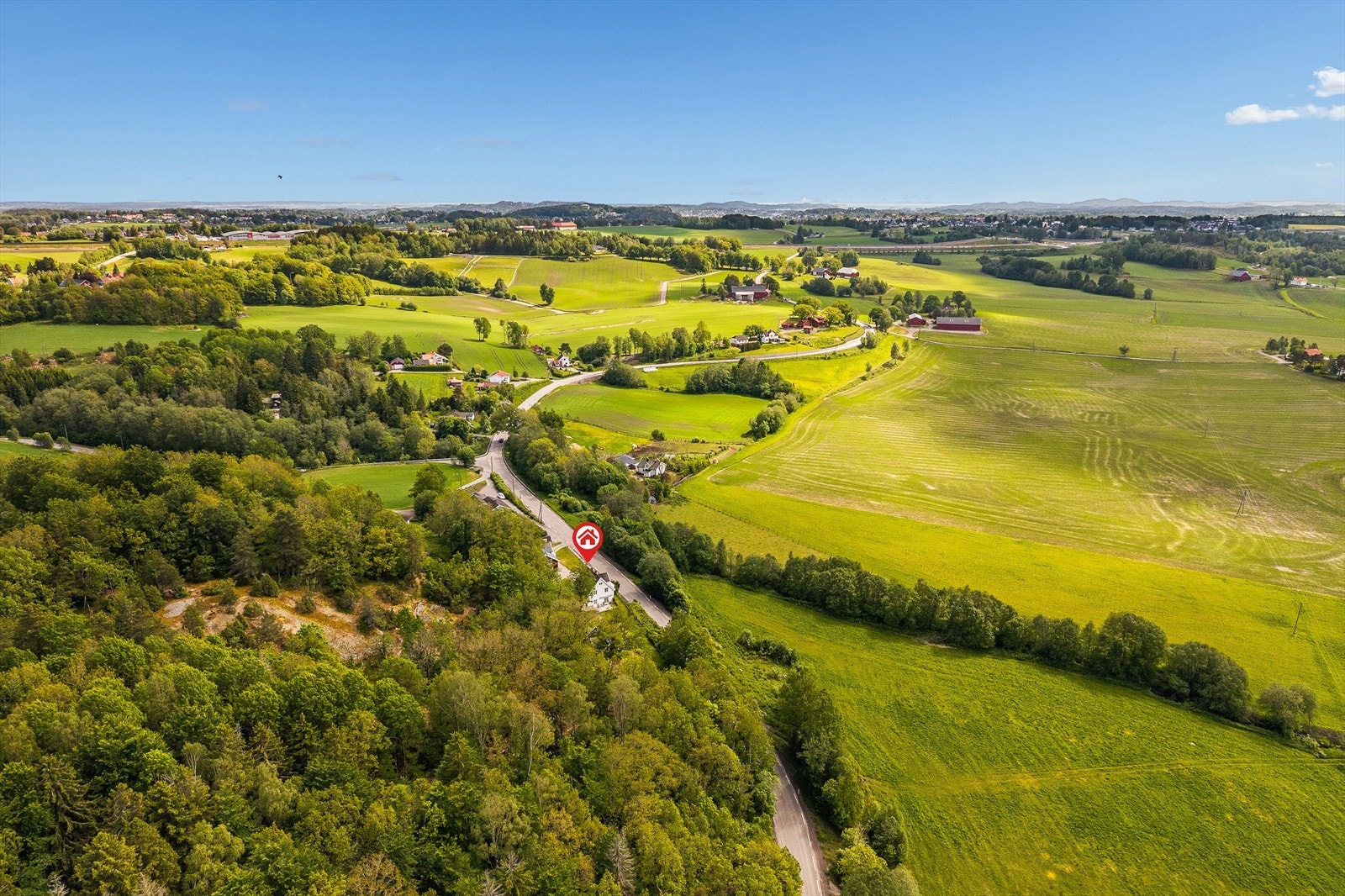 Langstrakt eiendom med sjelden tomtestørrelse - oversikt over jorder og skog Galleribilde